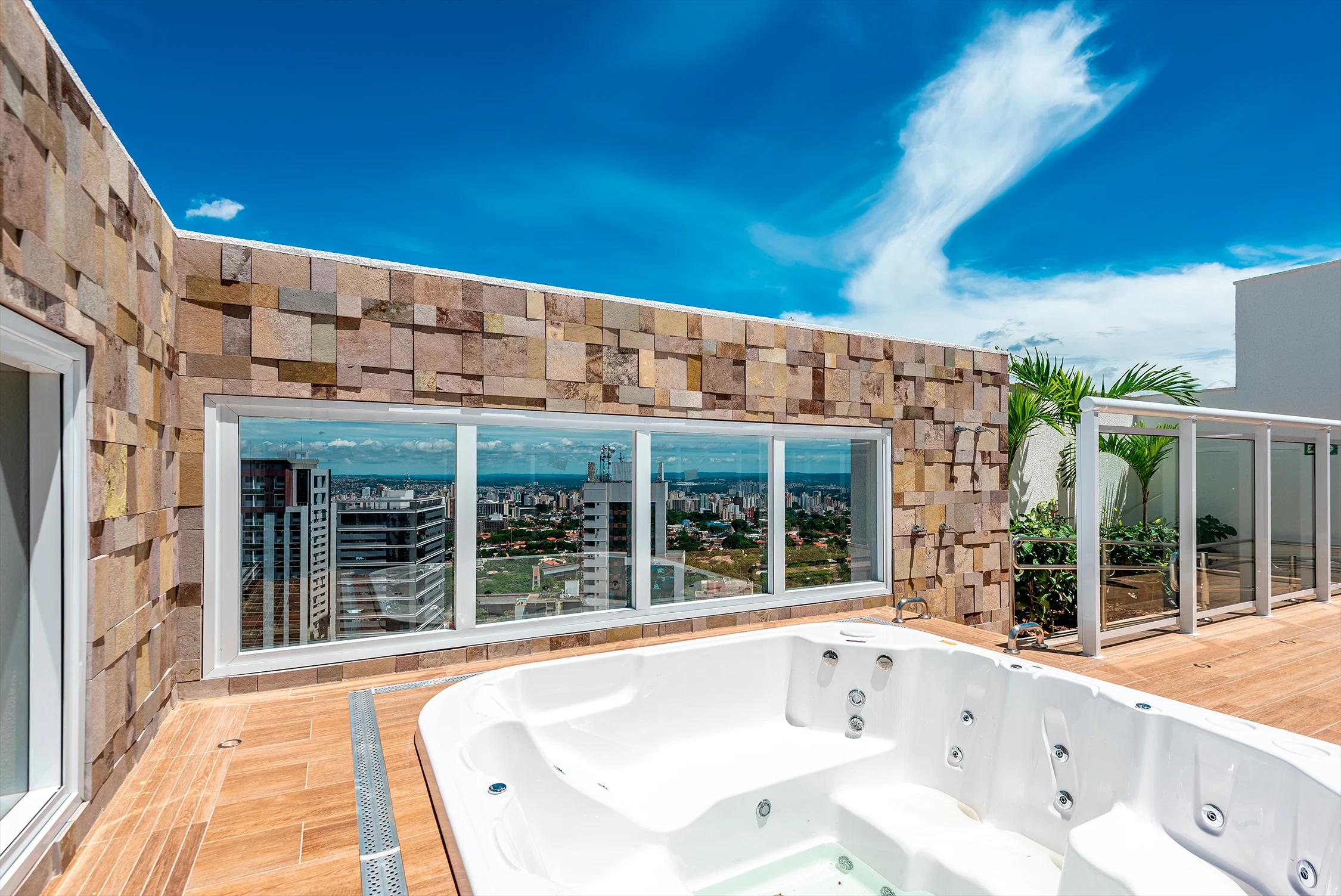 Banheira de hidromassagem no spa do rooftop com vista panorâmica
