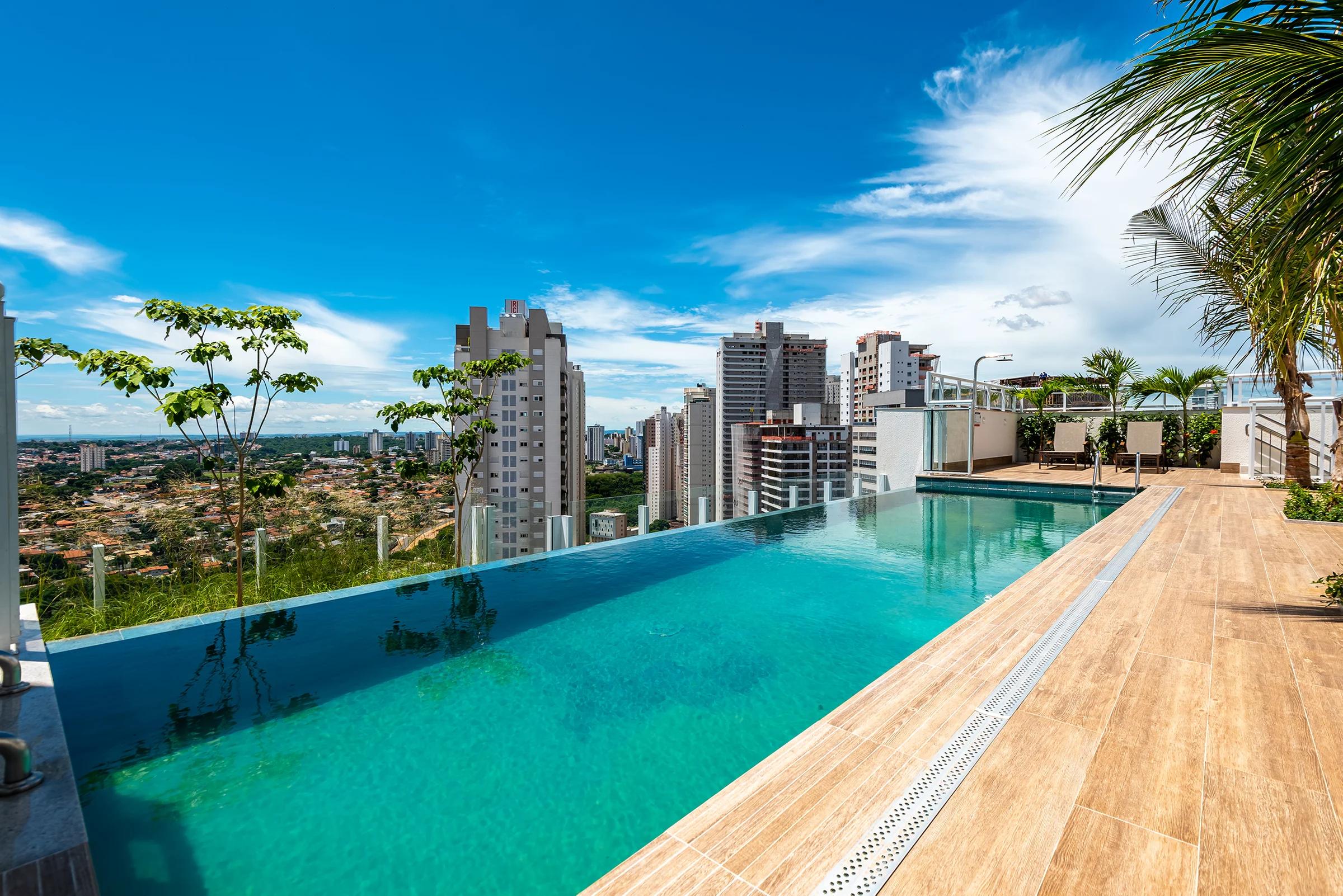 Piscina com borda infinita no rooftop com vista panorâmica da cidade