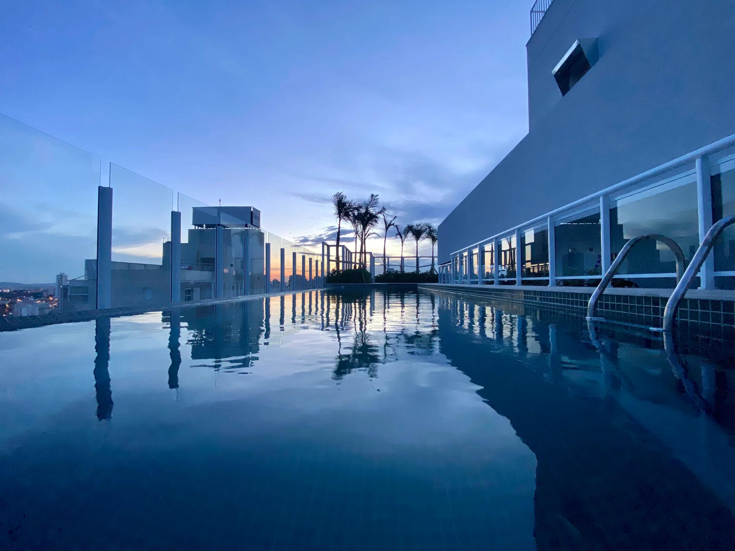Piscina de borda infinita no rooftop do Quintas de Goyaz ao entardecer
