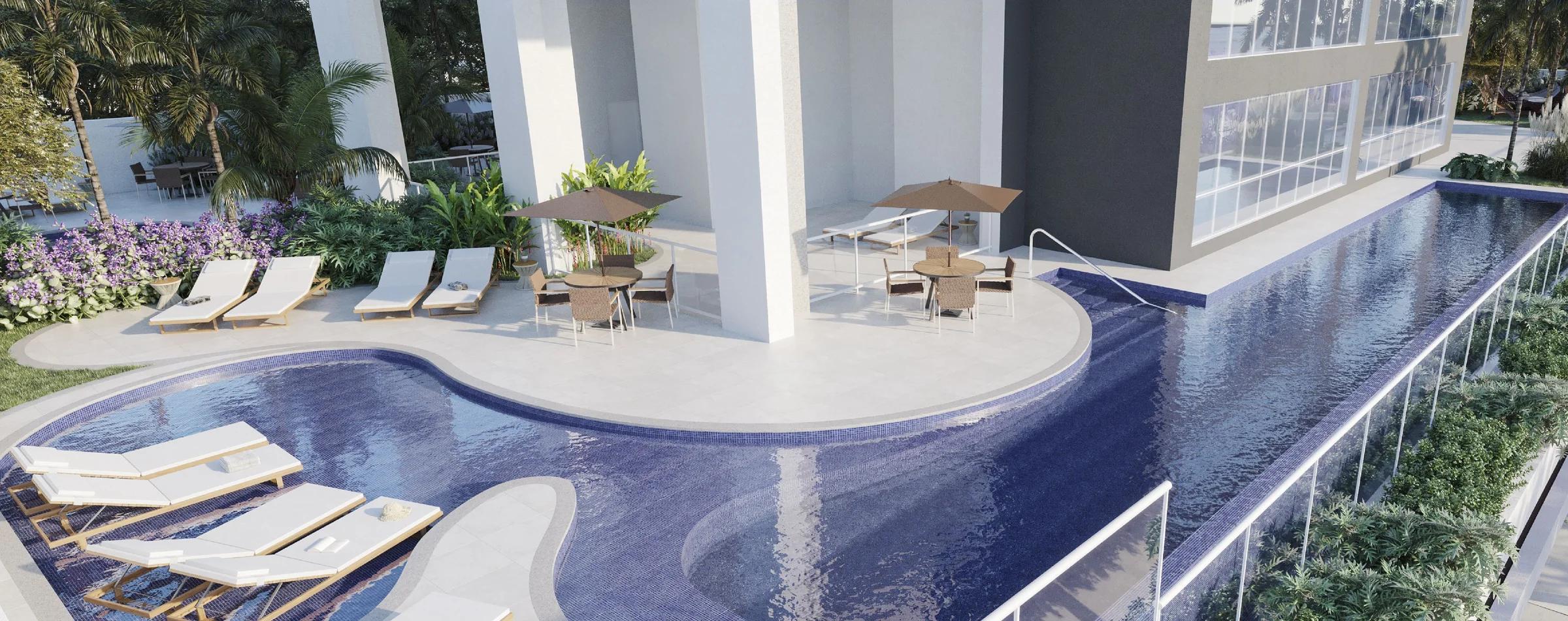 Piscina externa com raia, prainha, espreguiçadeiras e mesas com ombrelone