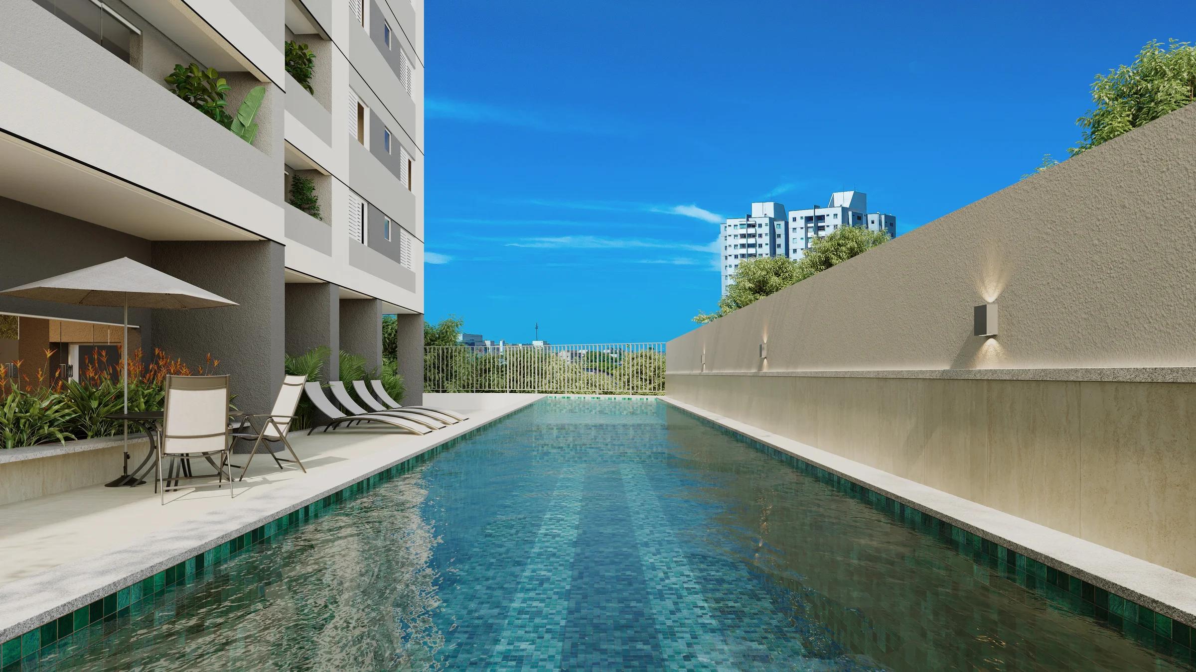 Piscina adulto com raia, espreguiçadeiras e mesas com ombrelone no deck