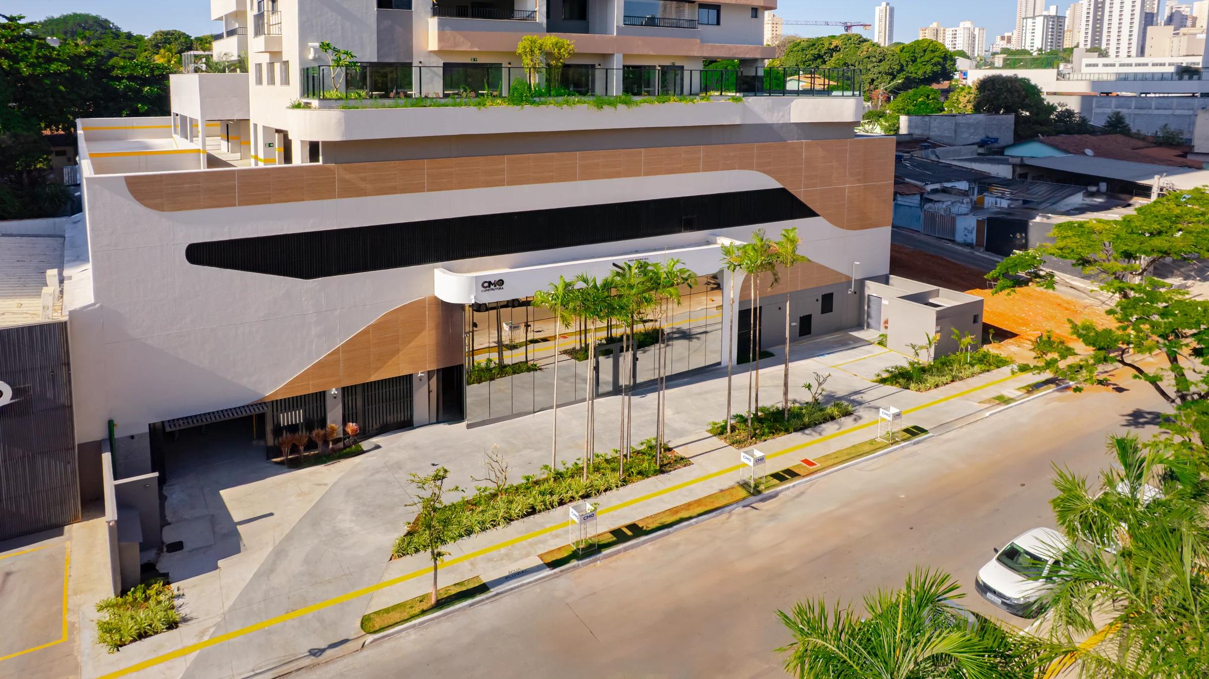 Fachada frontal e portaria de acesso do edifício em ângulo aéreo