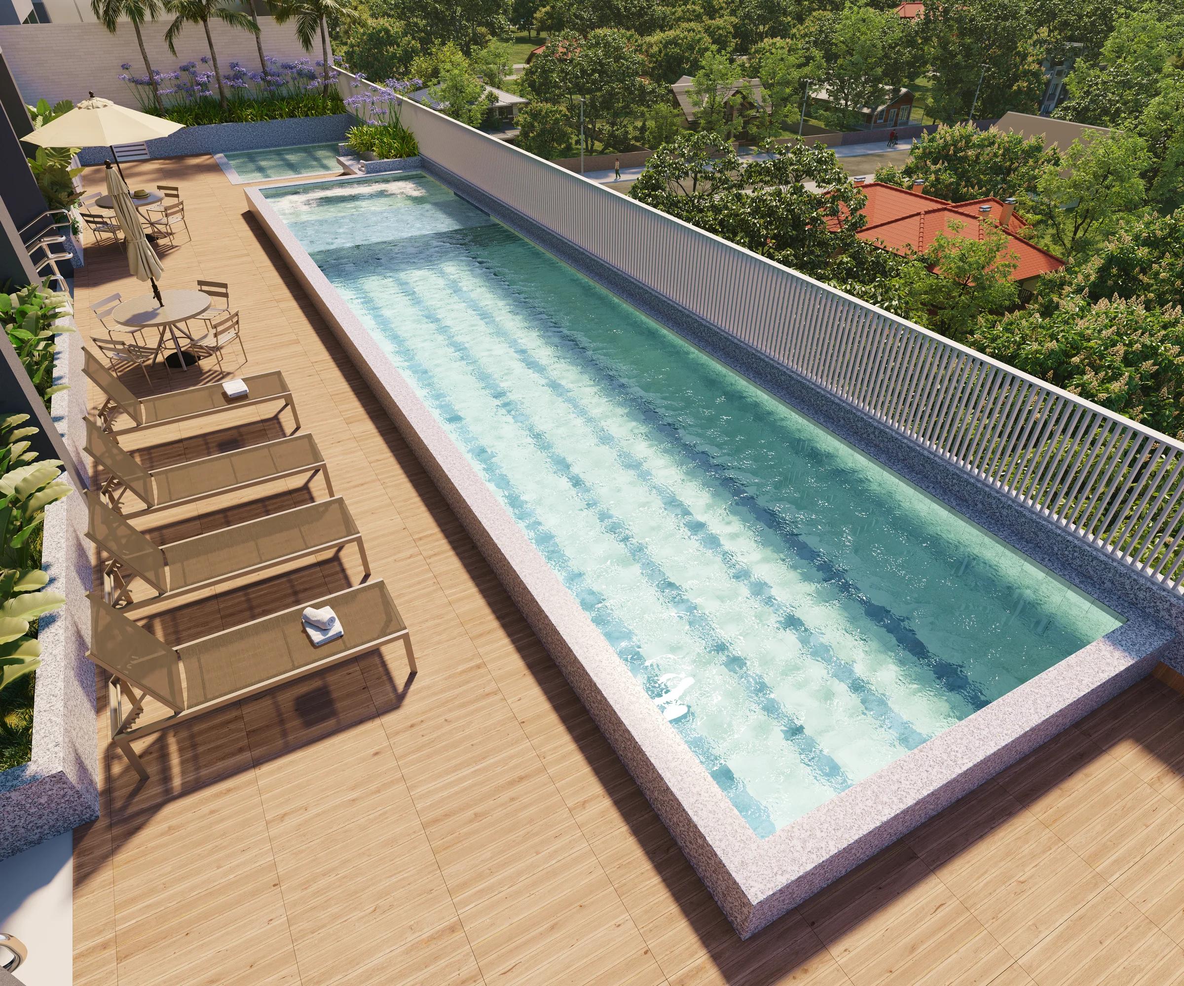 Perspectiva aérea da piscina com raia, deck de madeira e espreguiçadeiras