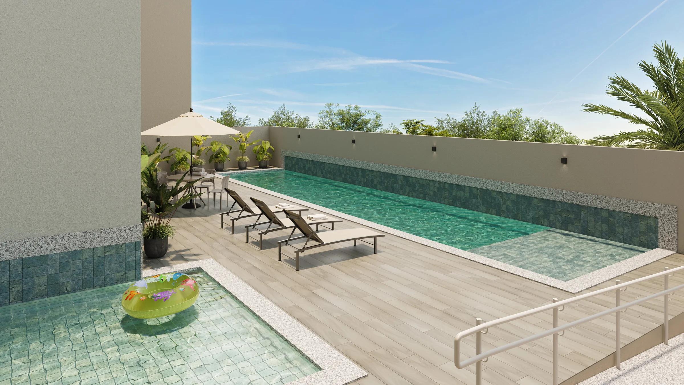 Deck da piscina com raia para natação, piscina infantil, espreguiçadeiras e ombrelone