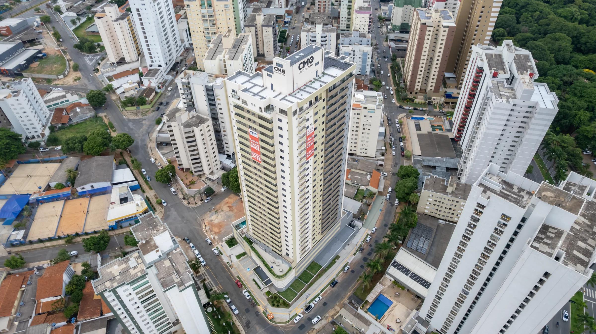 Vista aérea da fachada completa do edifício residencial e seu entorno urbano