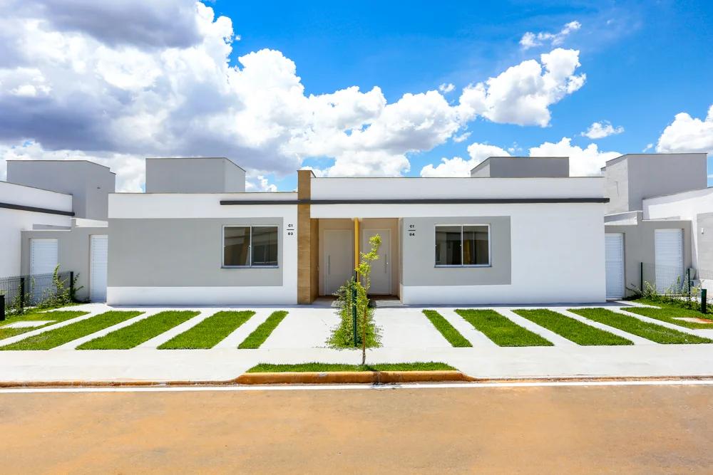 Perspectiva da fachada da torre residencial em ângulo de baixo para cima contra o céu azul