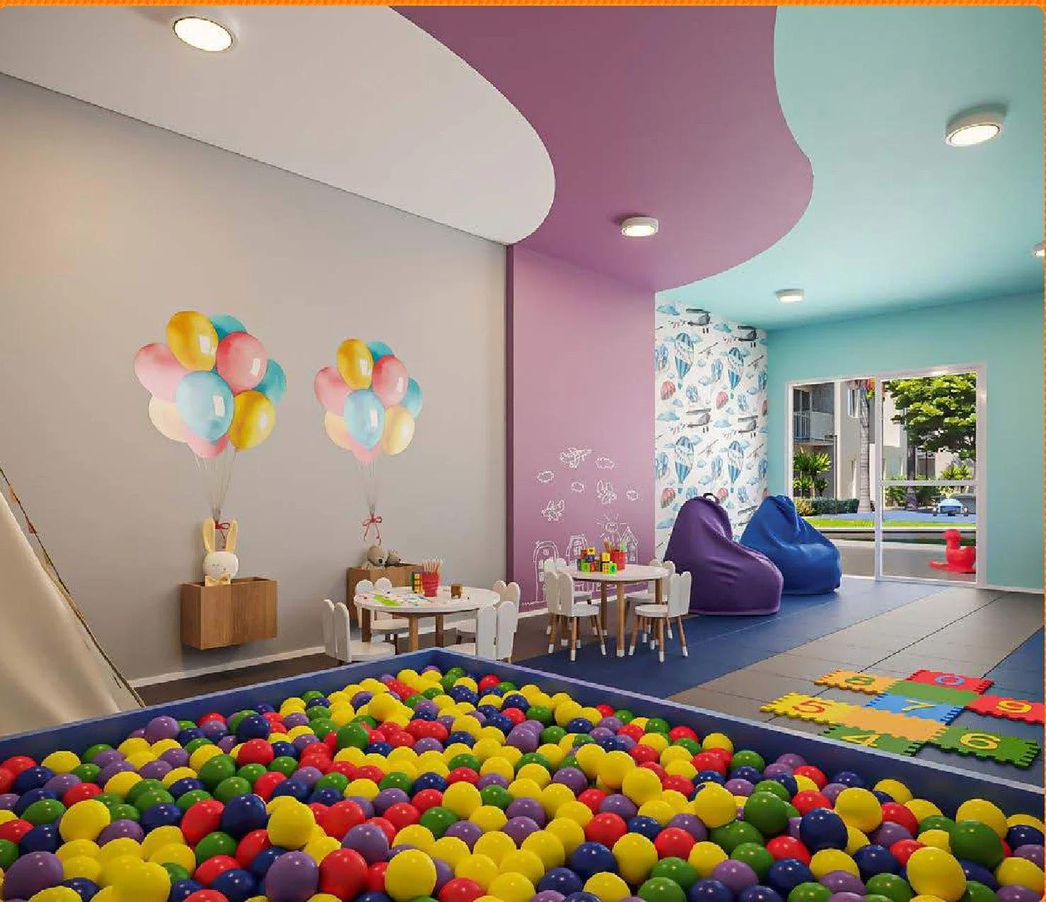 Brinquedoteca com piscina de bolinhas, mesinhas infantis e pintura de balões na parede