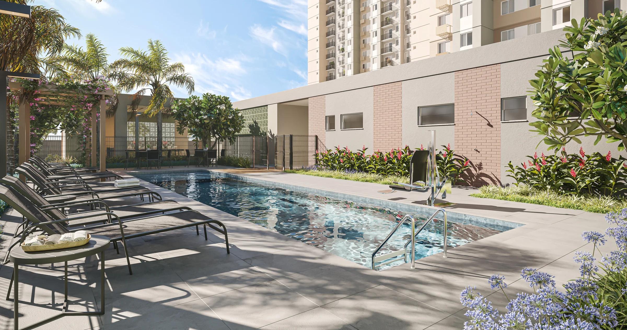 Piscina externa com espreguiçadeiras e jardim ao redor