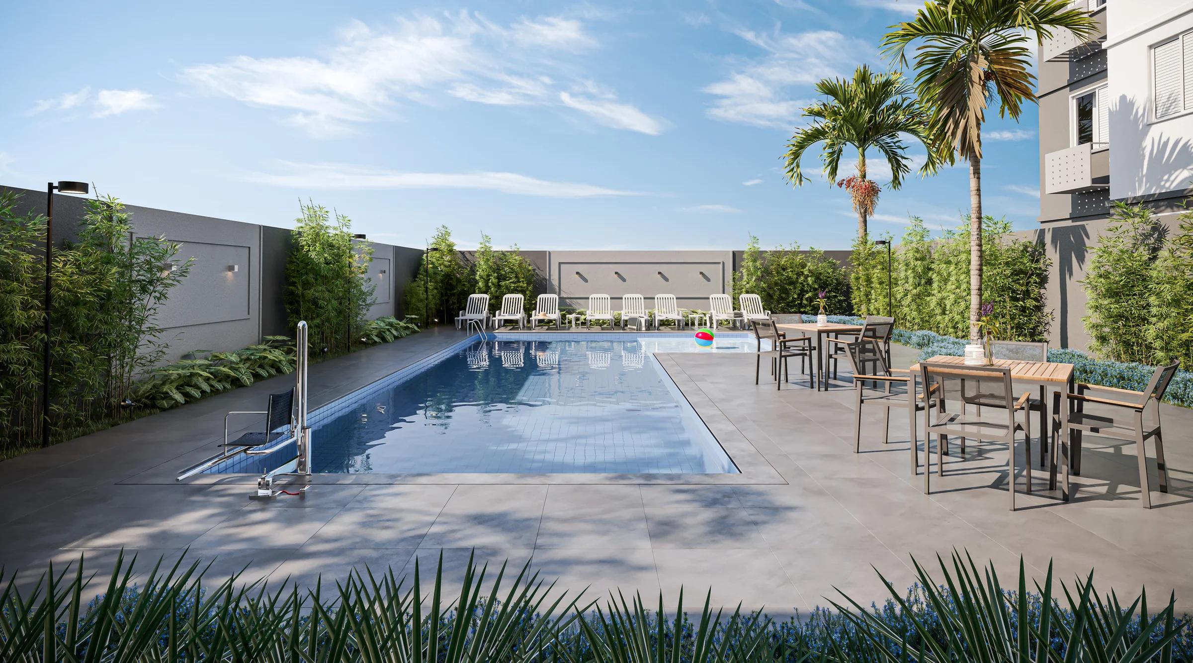 Piscina externa com solário, espreguiçadeiras e mesas com cadeiras