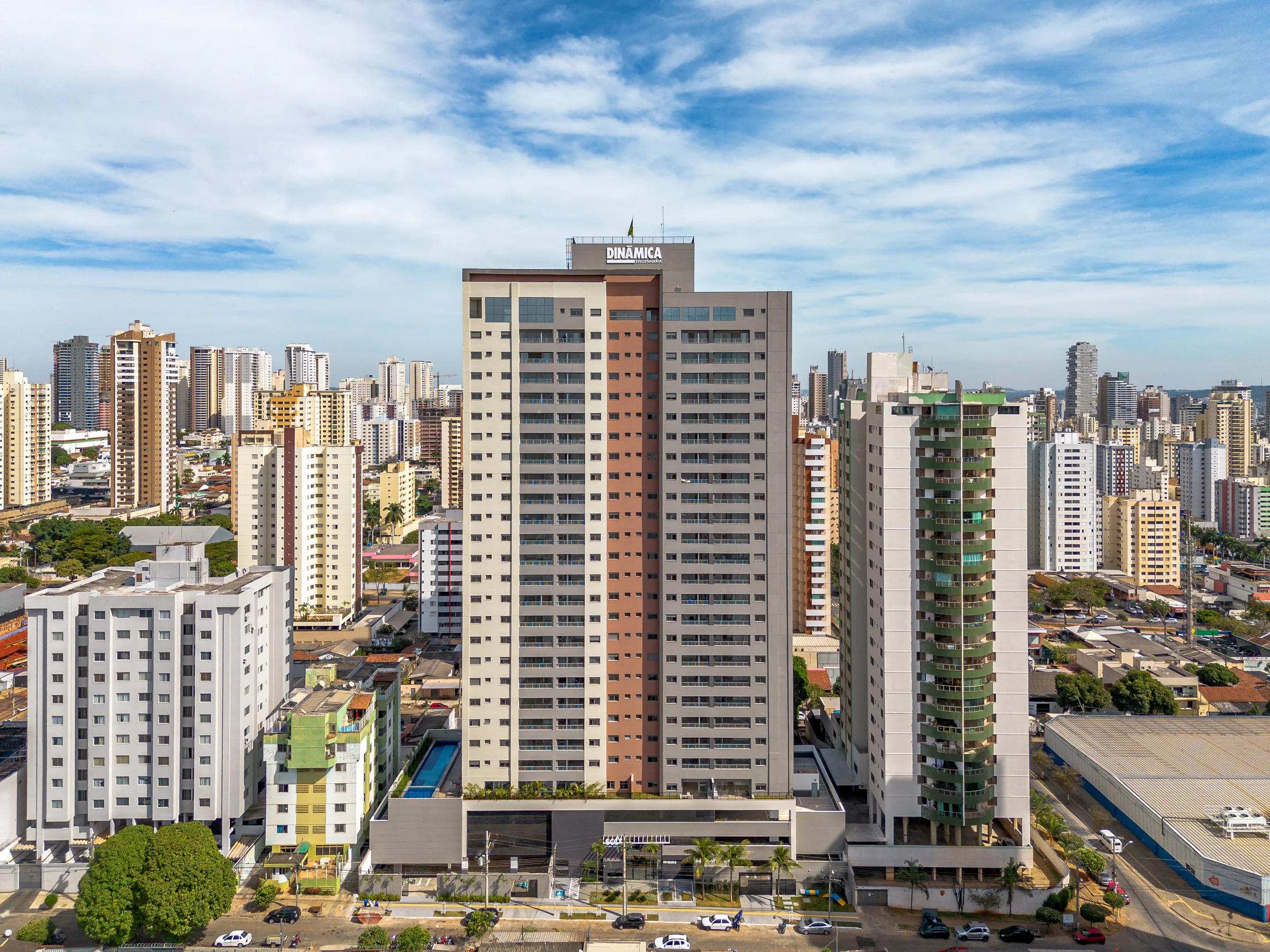 Vista do edifício entregue com o skyline de Goiânia