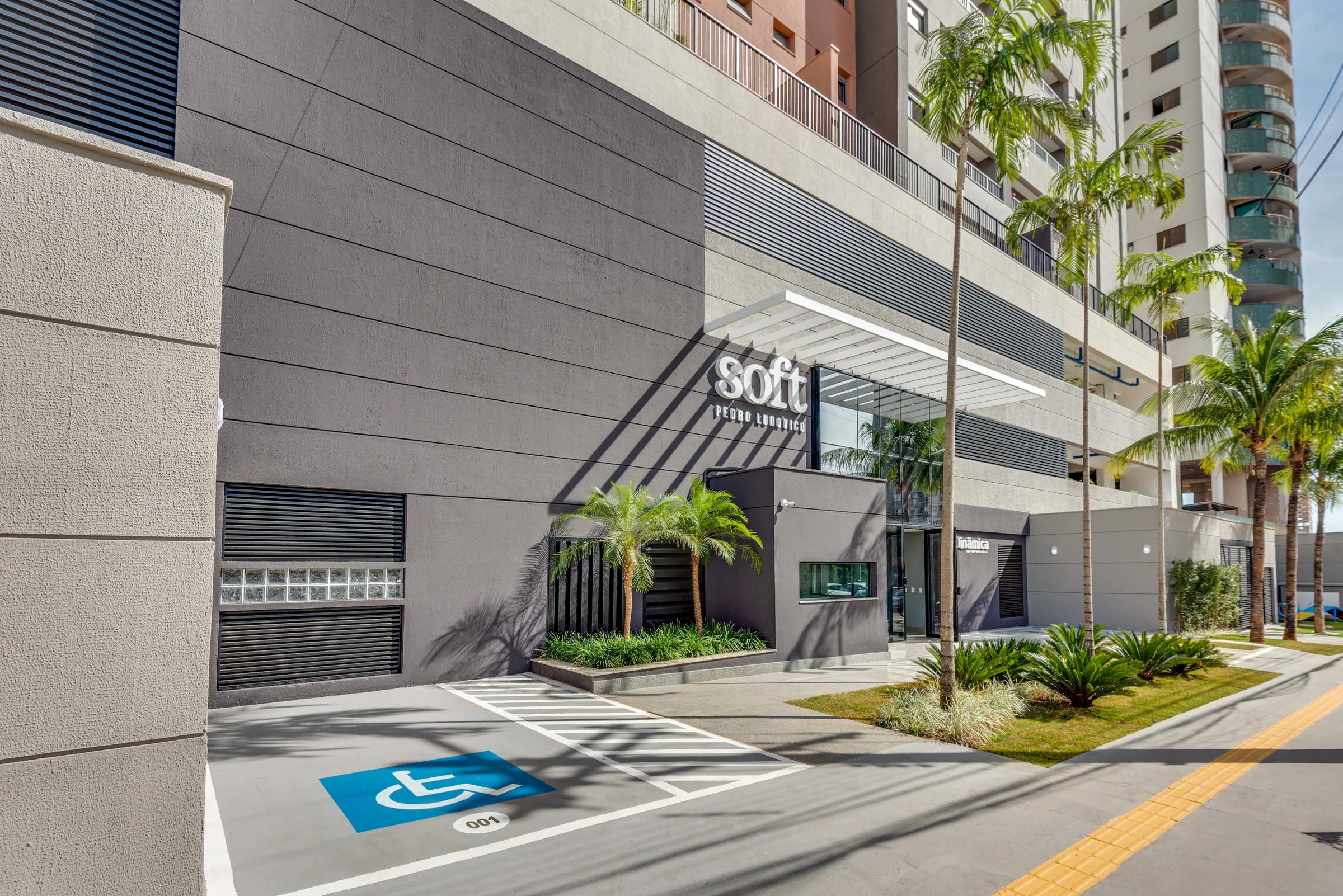 Entrada do edifício com acessos e paisagismo