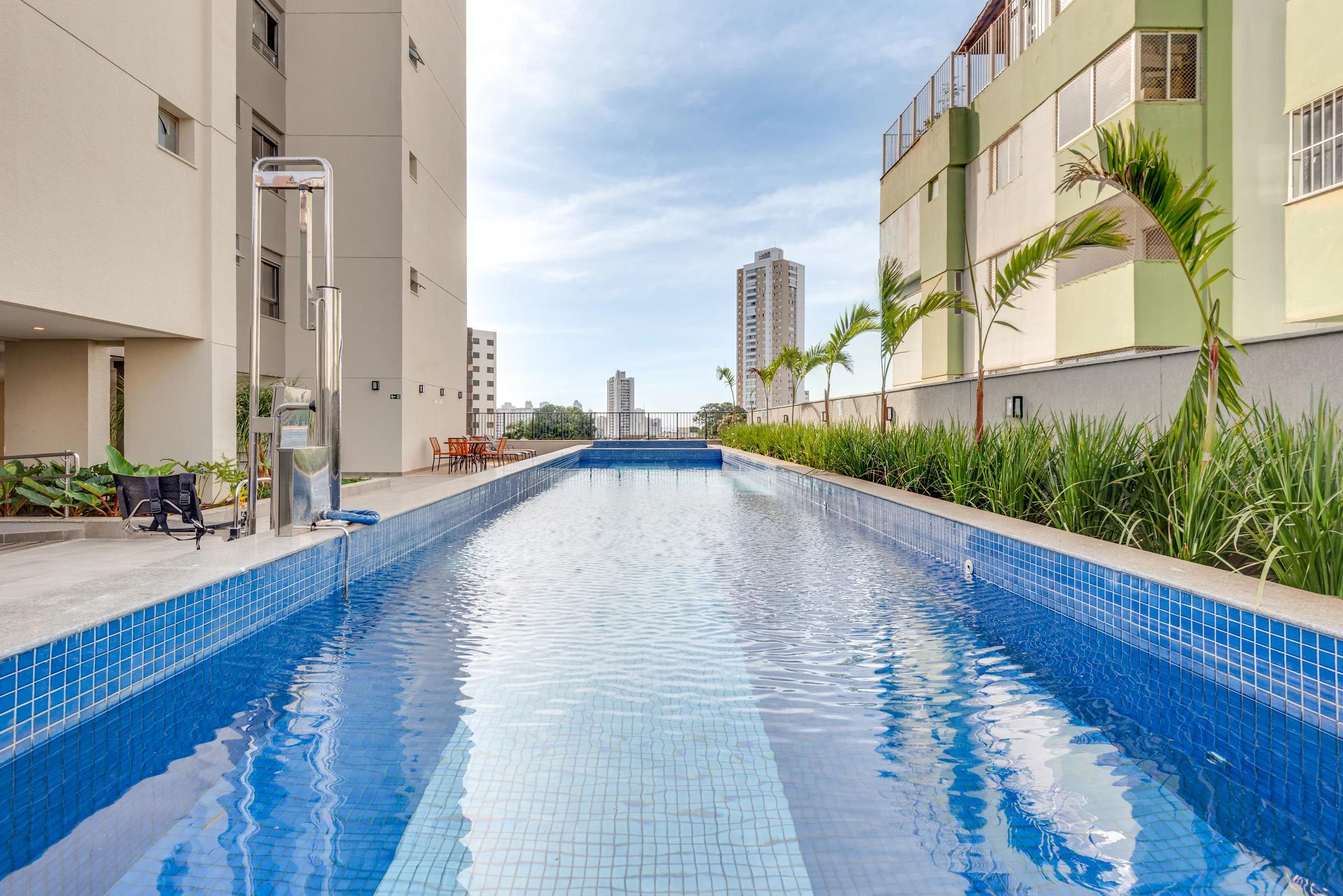 Piscina adulto com raia e jardineiras