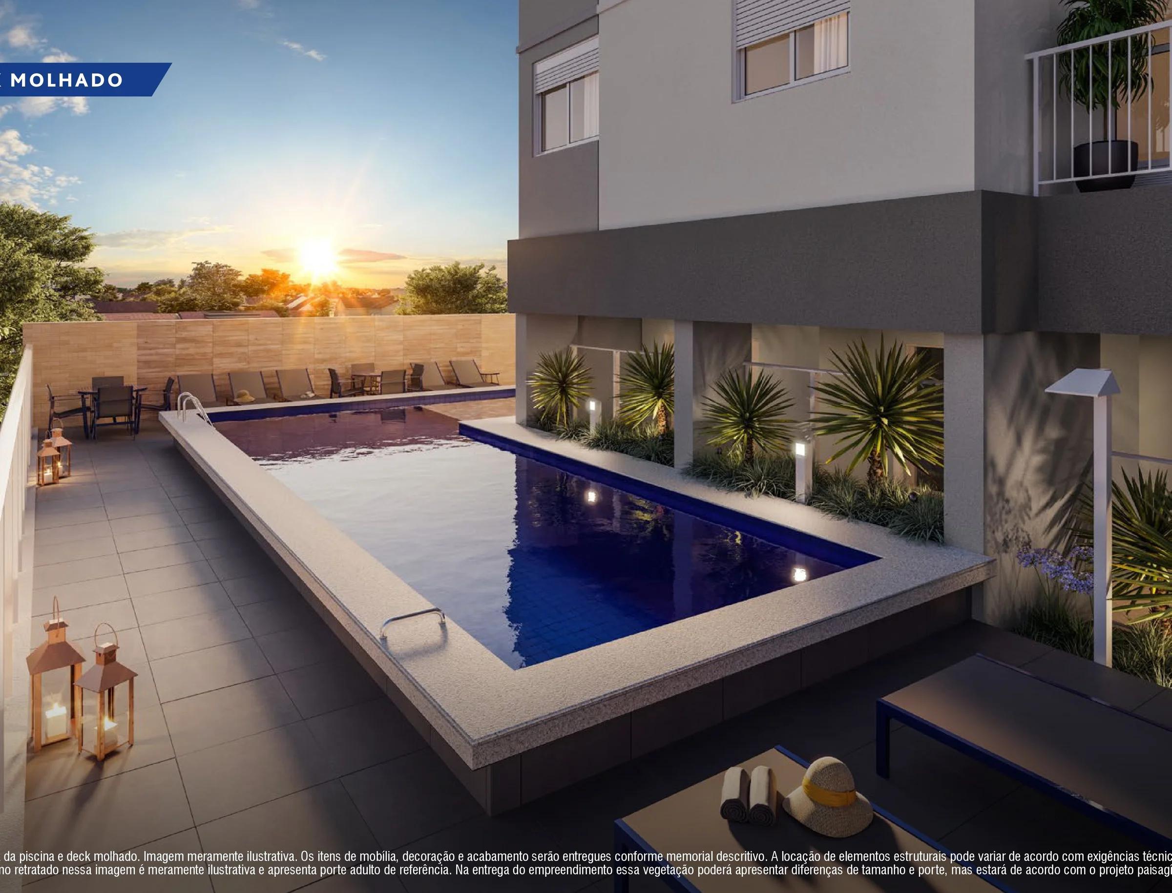 Piscina ao ar livre e deck molhado com espreguiçadeiras ao entardecer.