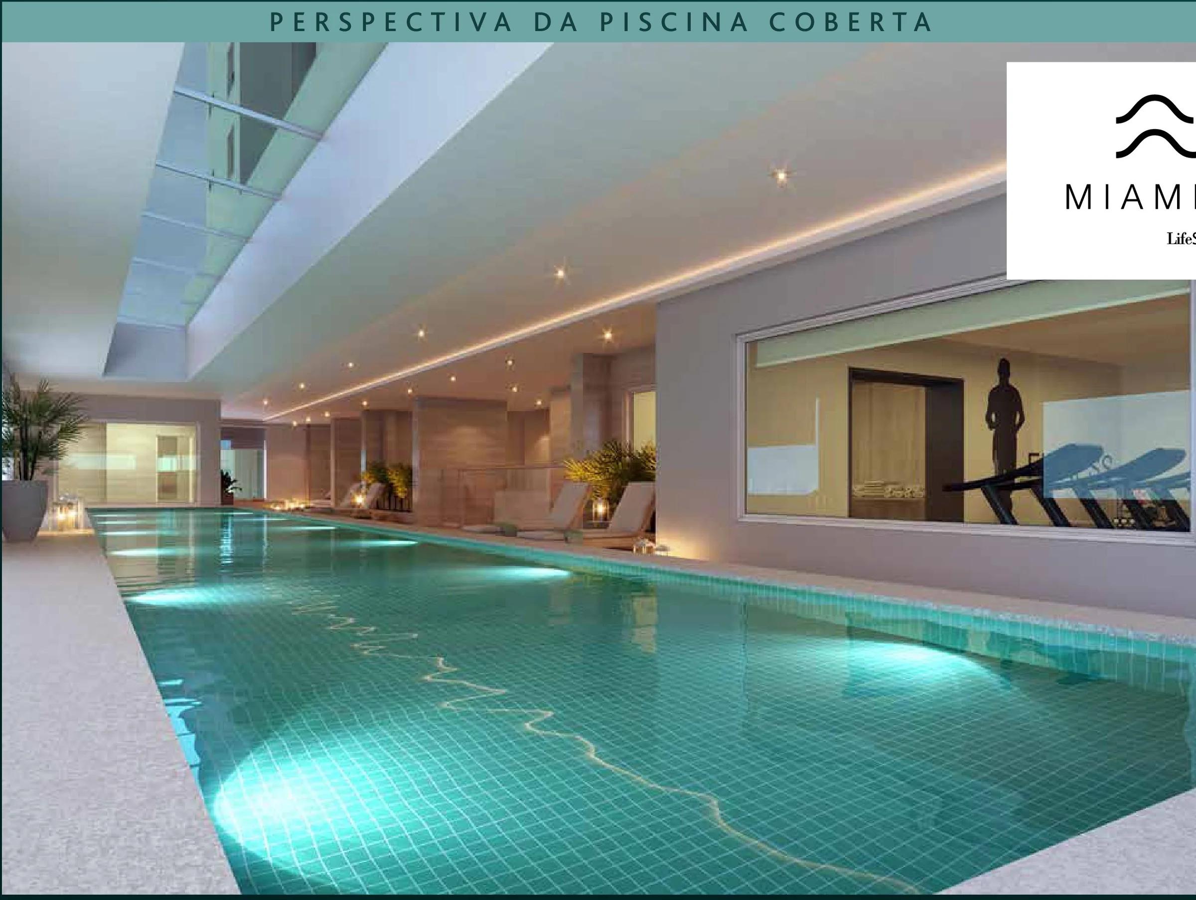 Perspectiva da piscina coberta e aquecida