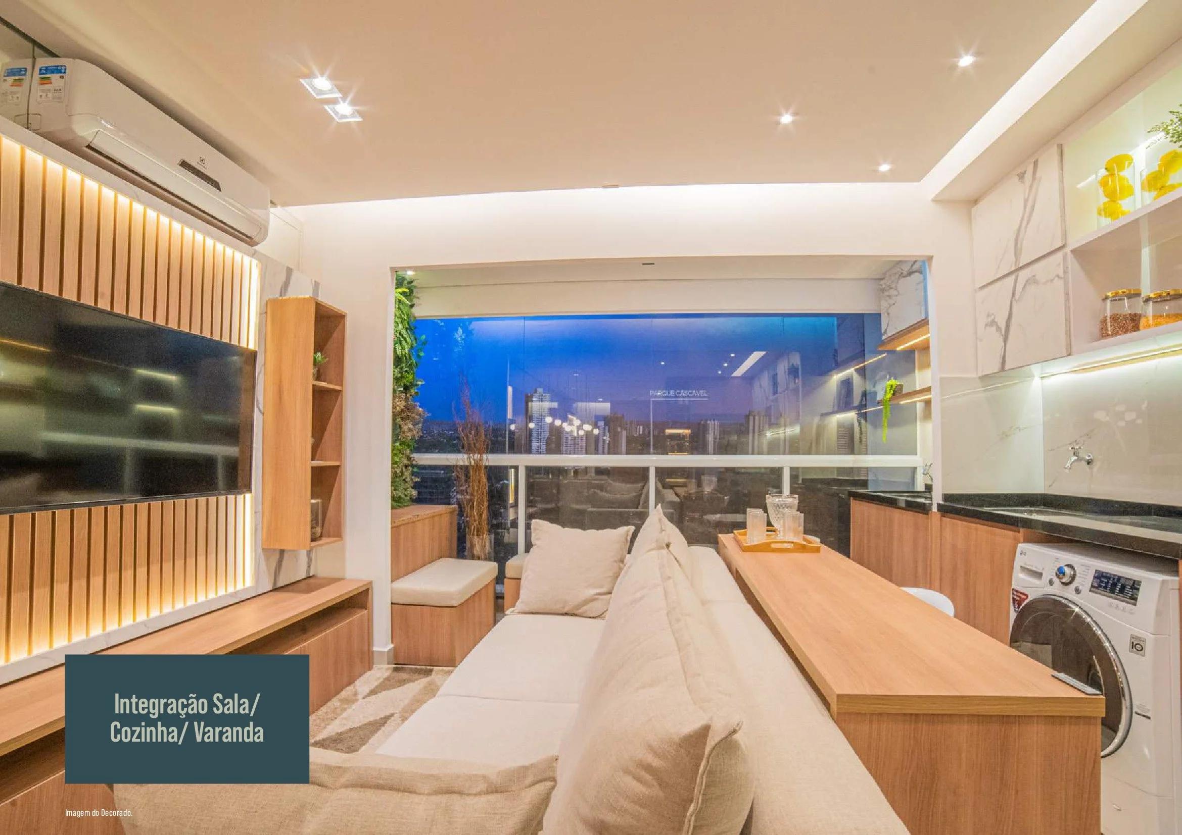 Living integrado com bancada de cozinha e vista para a varanda com jardim vertical