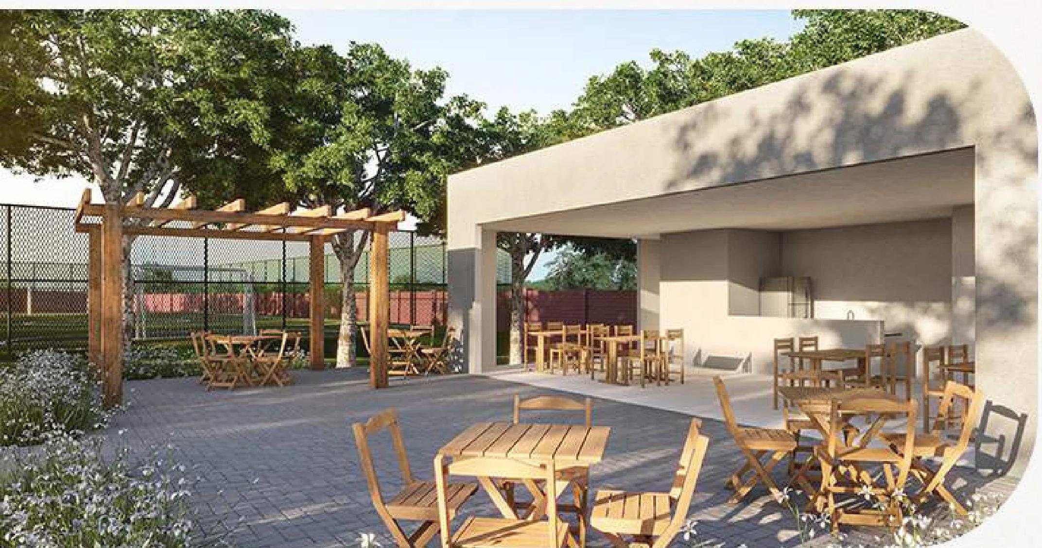 Espaço gourmet aberto com mesas de madeira, churrasqueira e pergolado
