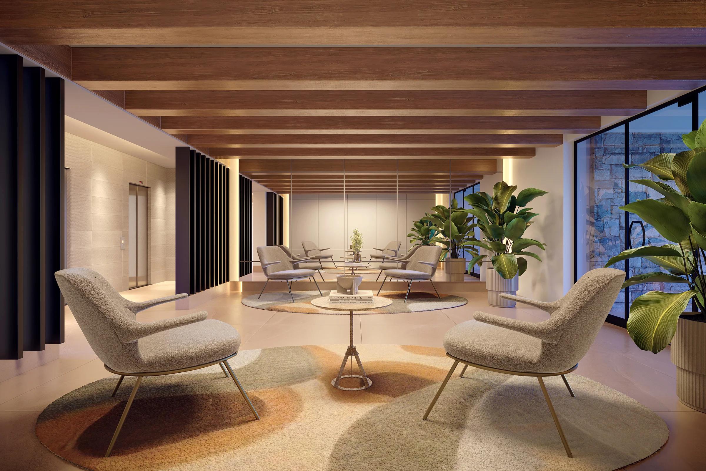 Lobby com poltronas, forro ripado e jardim interno