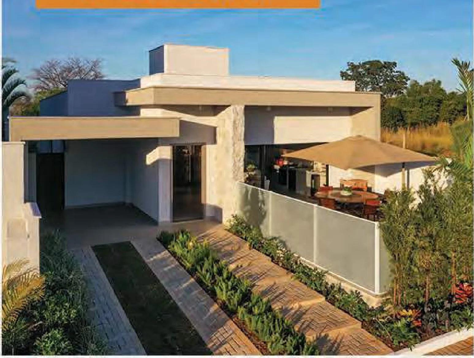 Fachada frontal de casa térrea com garagem coberta e paisagismo