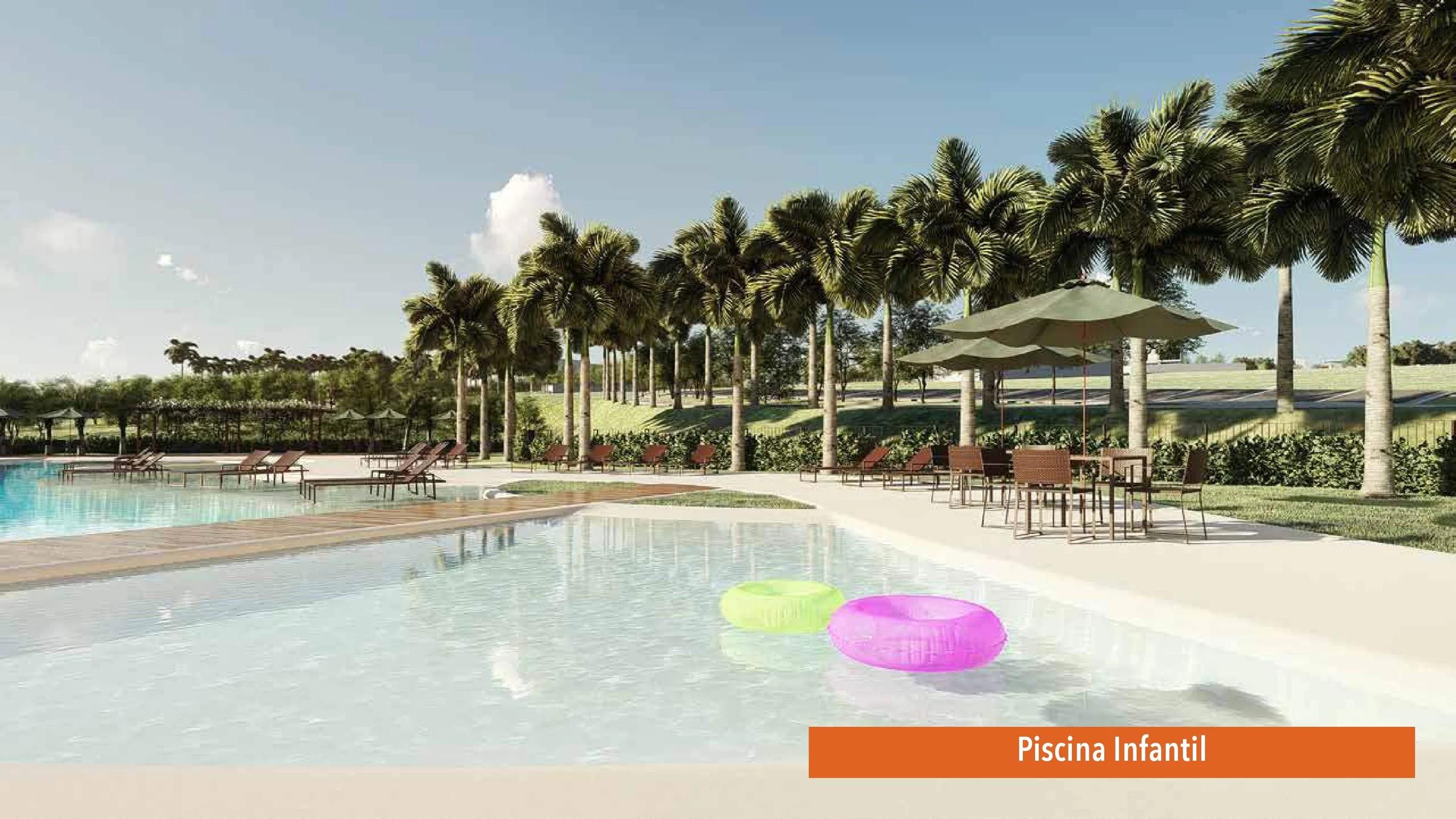 Piscina infantil com ombrelones e mesas ao ar livre
