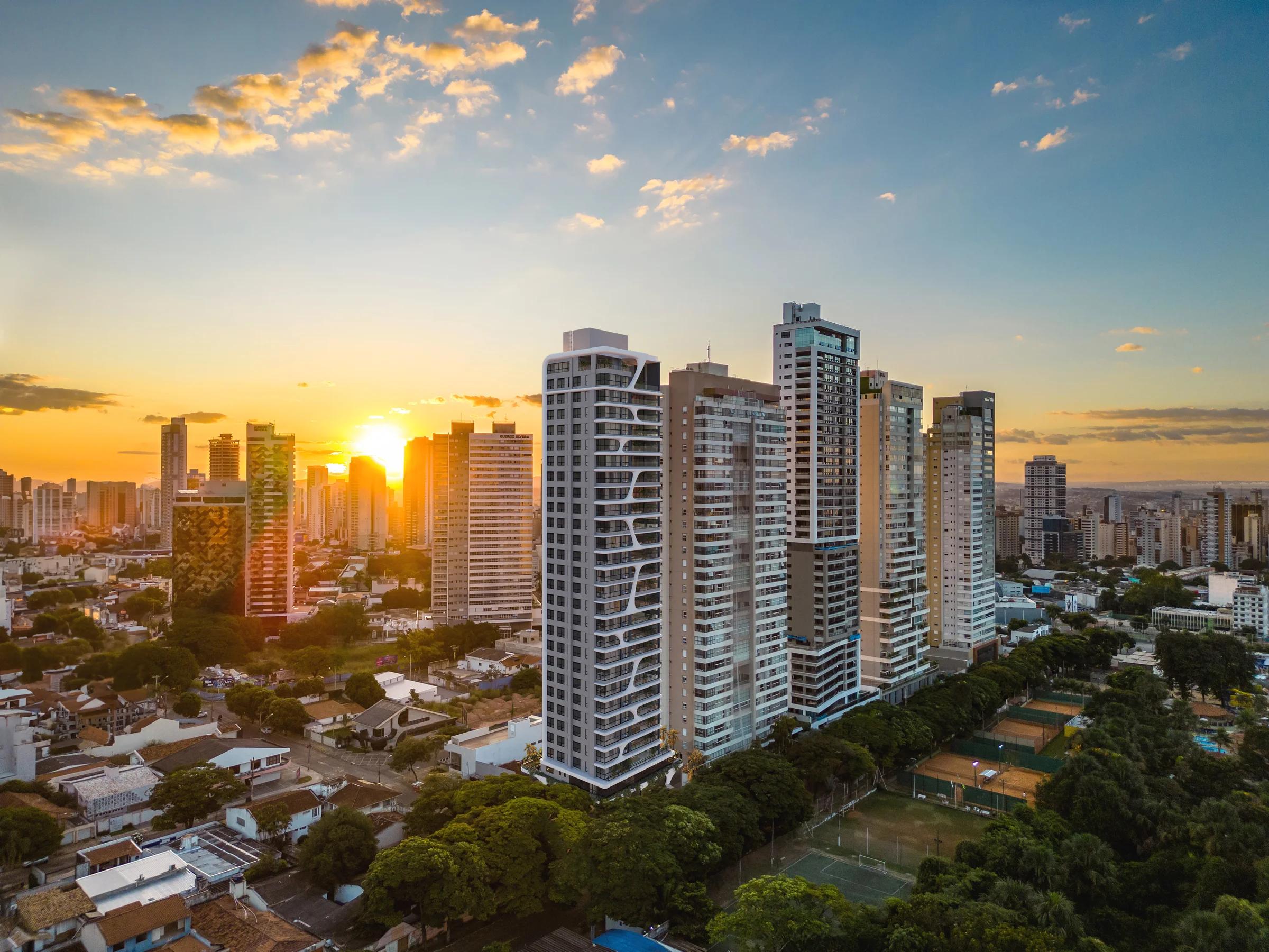 Vista aérea da torre inserida na paisagem urbana ao pôr do sol