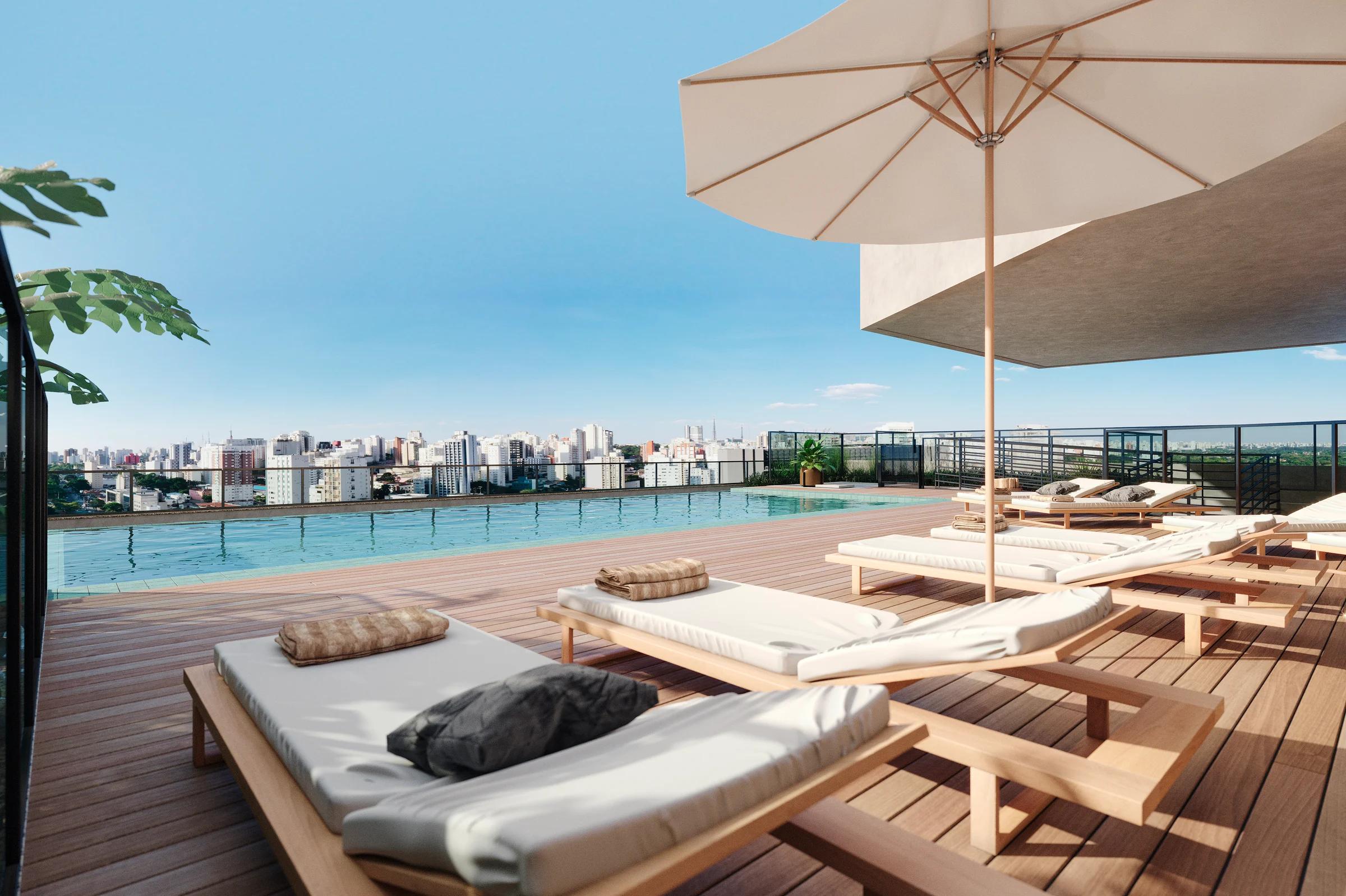 Piscina com borda infinita no rooftop com deque em madeira e espreguiçadeiras diurnas