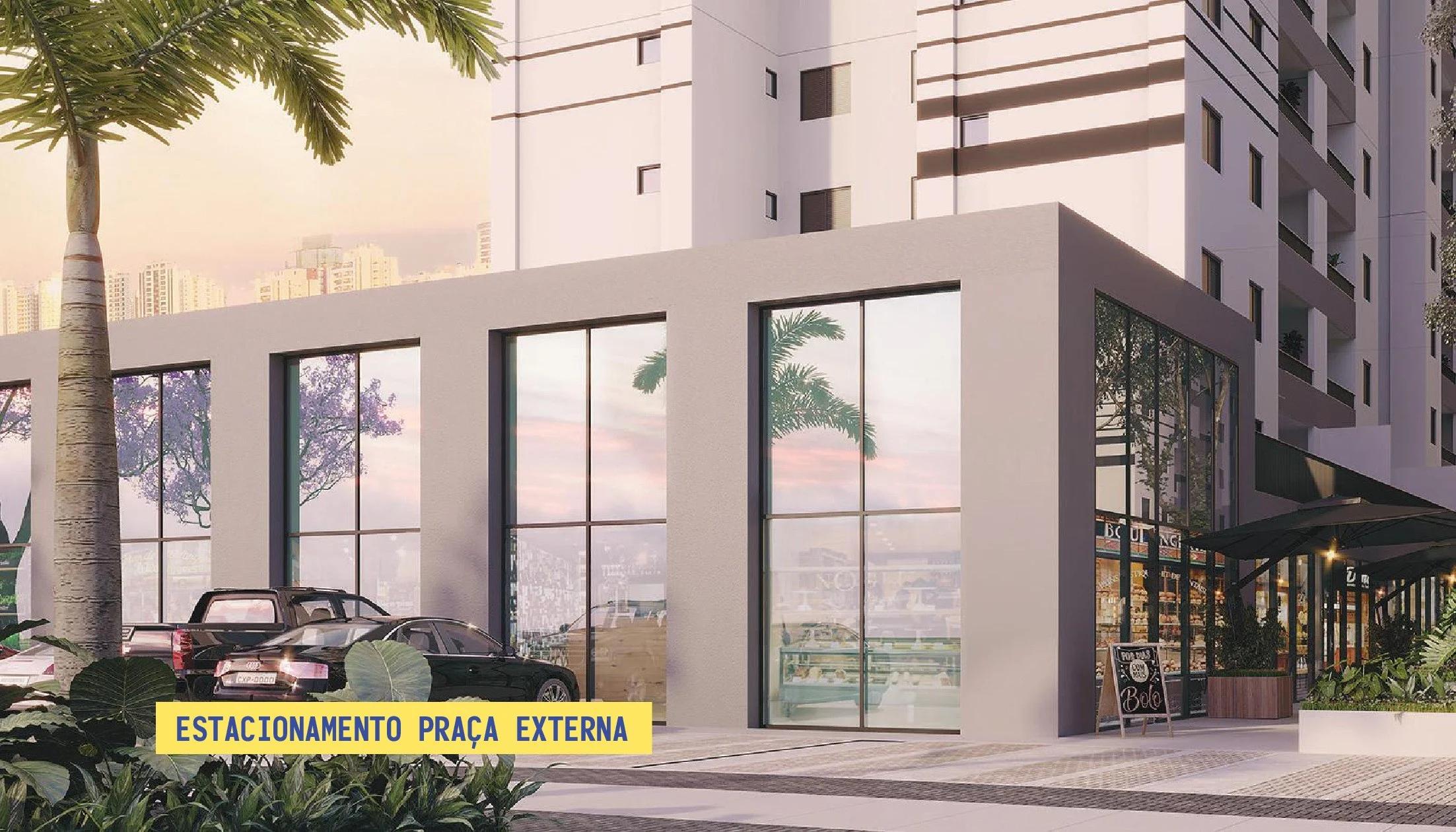 Estacionamento da praça externa e fachada comercial envidraçada
