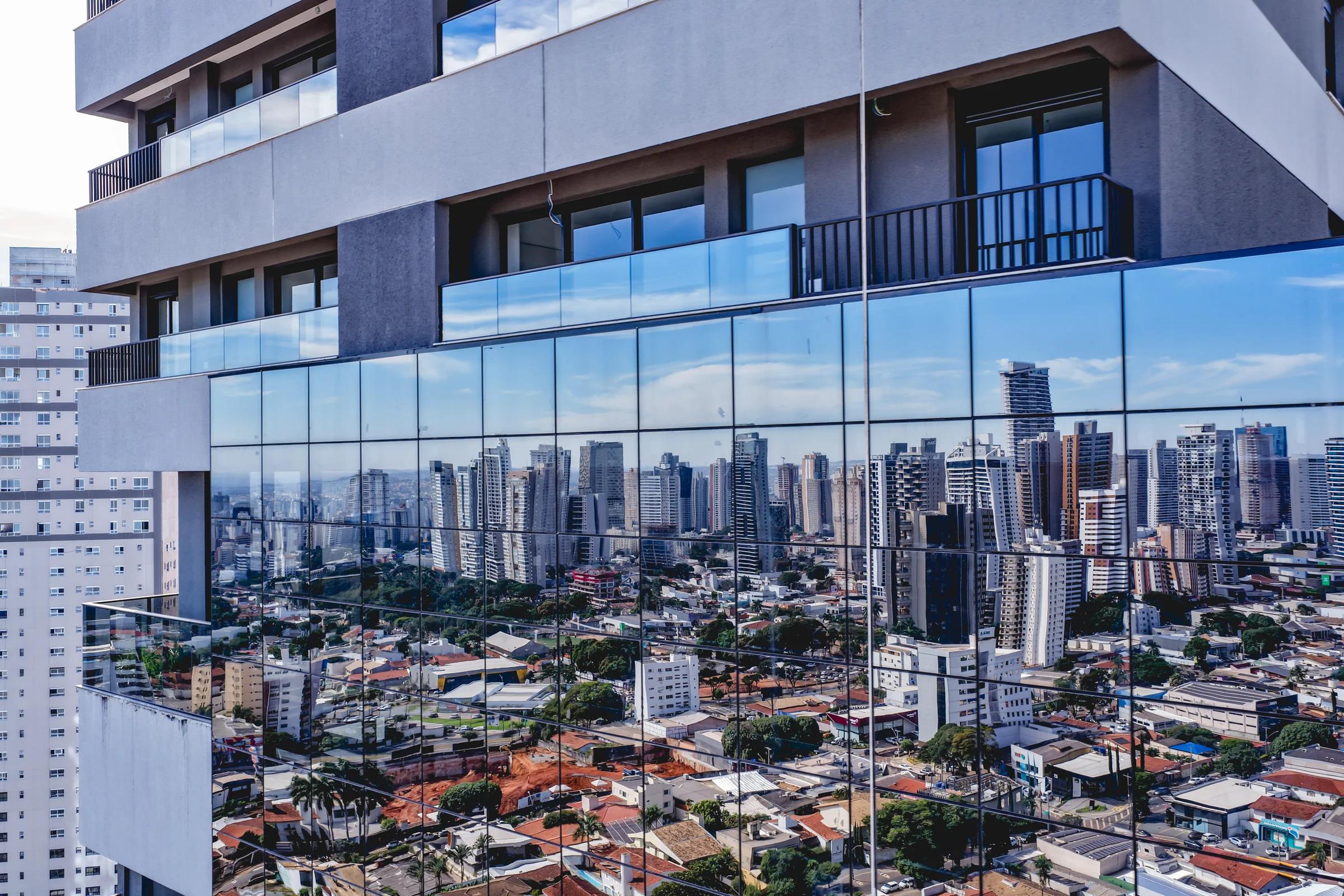 Storya Casa Versátil — Fachada espelhada refletindo a cidade