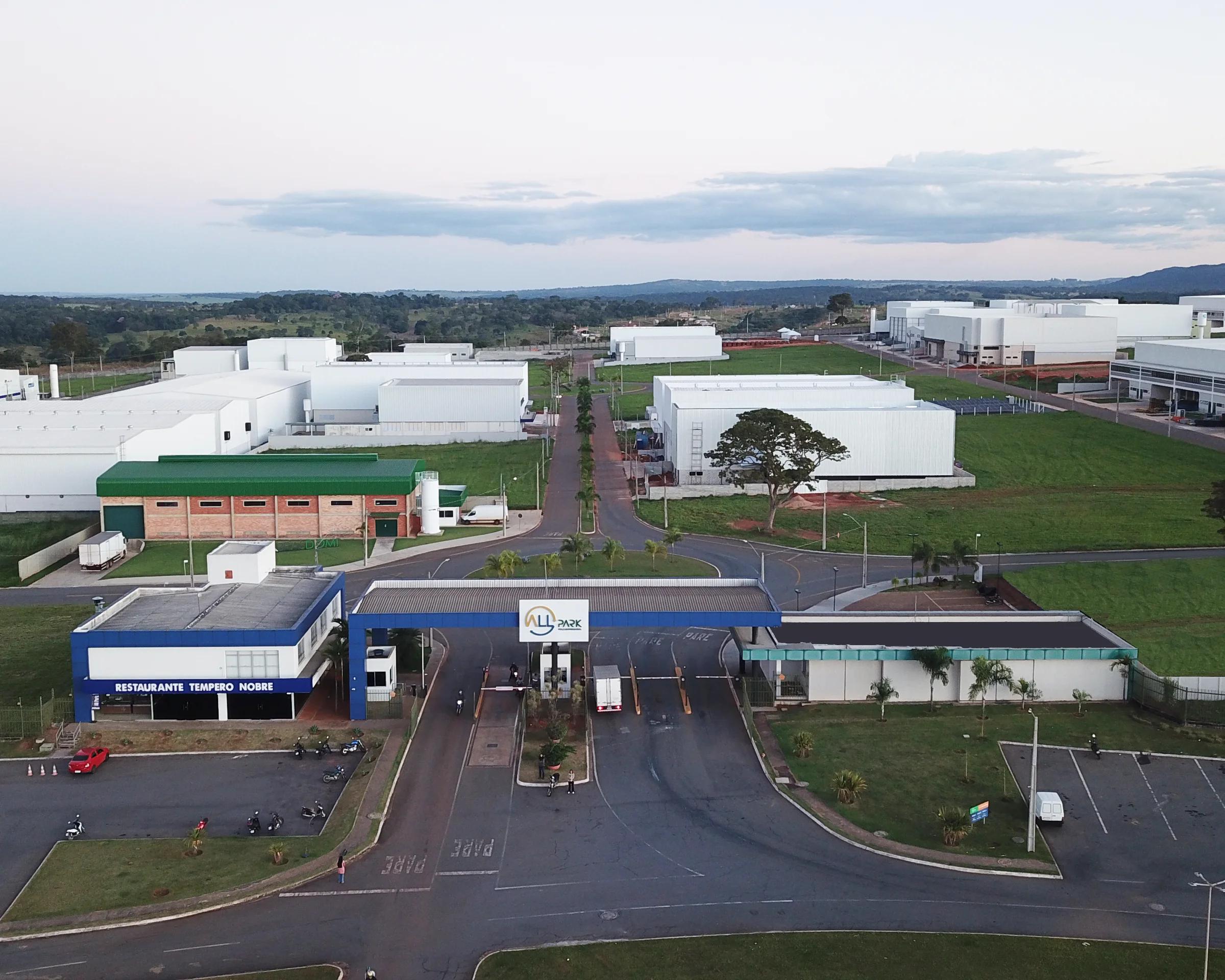 Vista aérea do All Park com a portaria de acesso e os galpões do polo empresarial