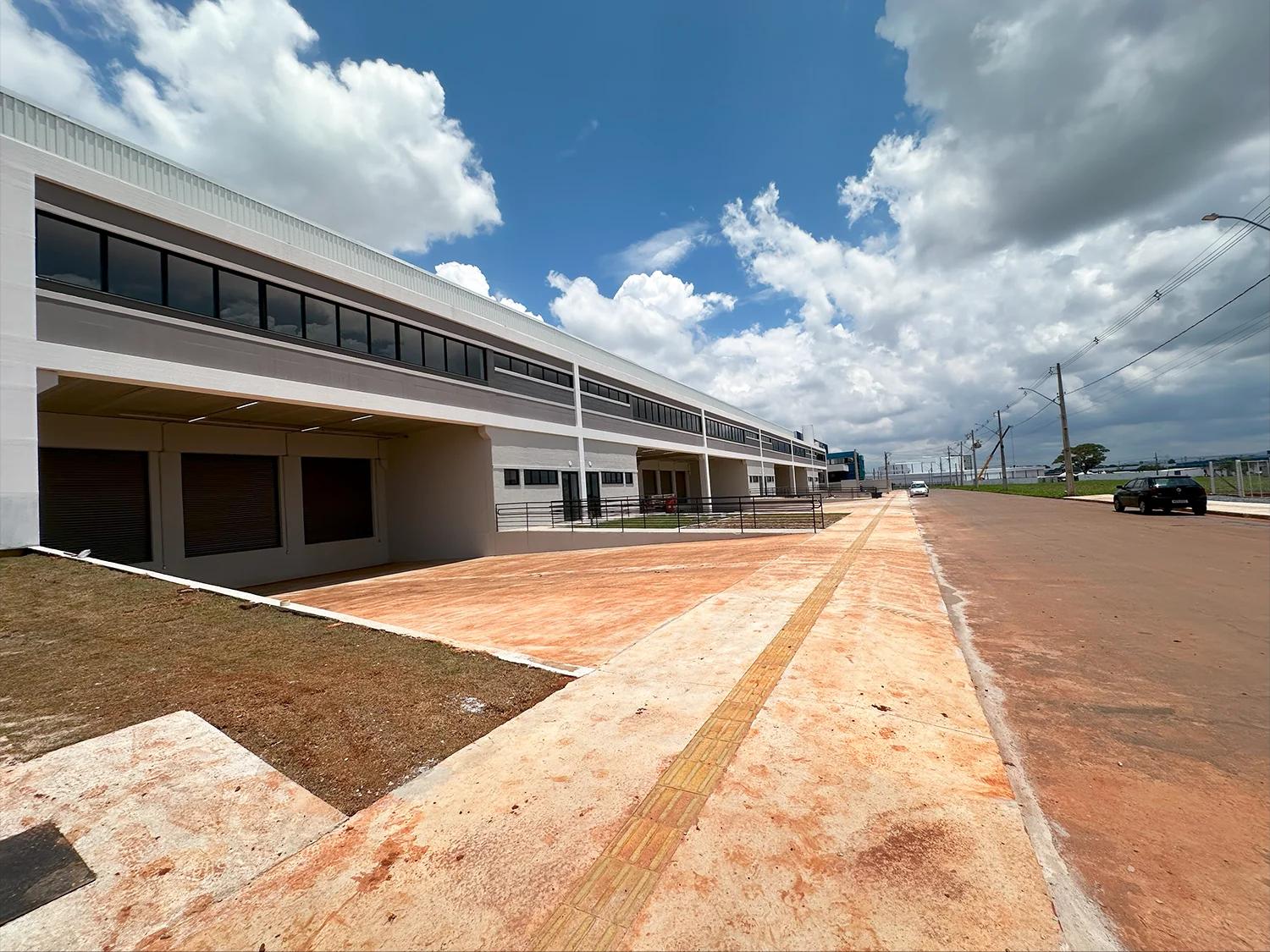 Galpões modulares com docas e via interna do All Park
