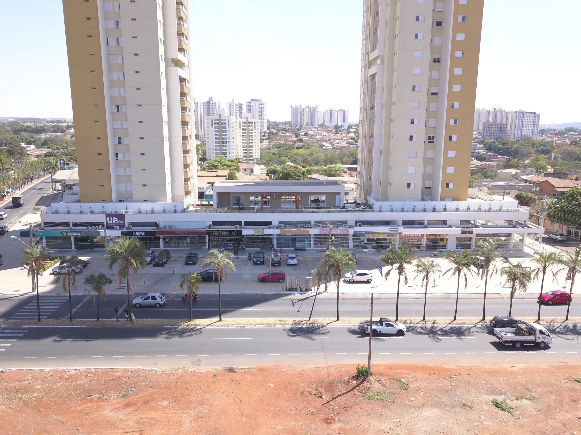 Vista frontal do embasamento comercial e da base das duas torres