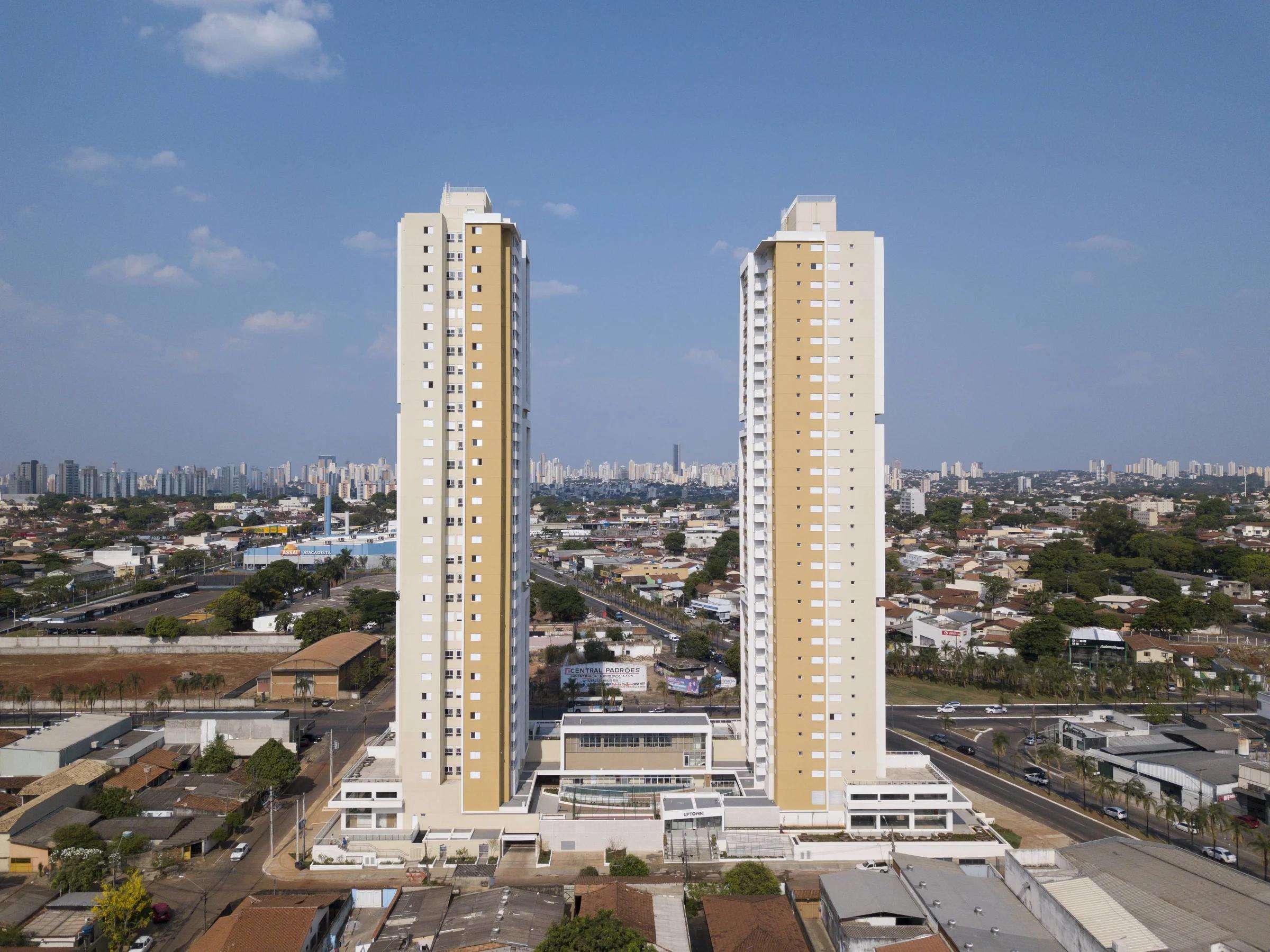 Vista aérea das duas torres do UpTown Home com o embasamento comercial e o entorno