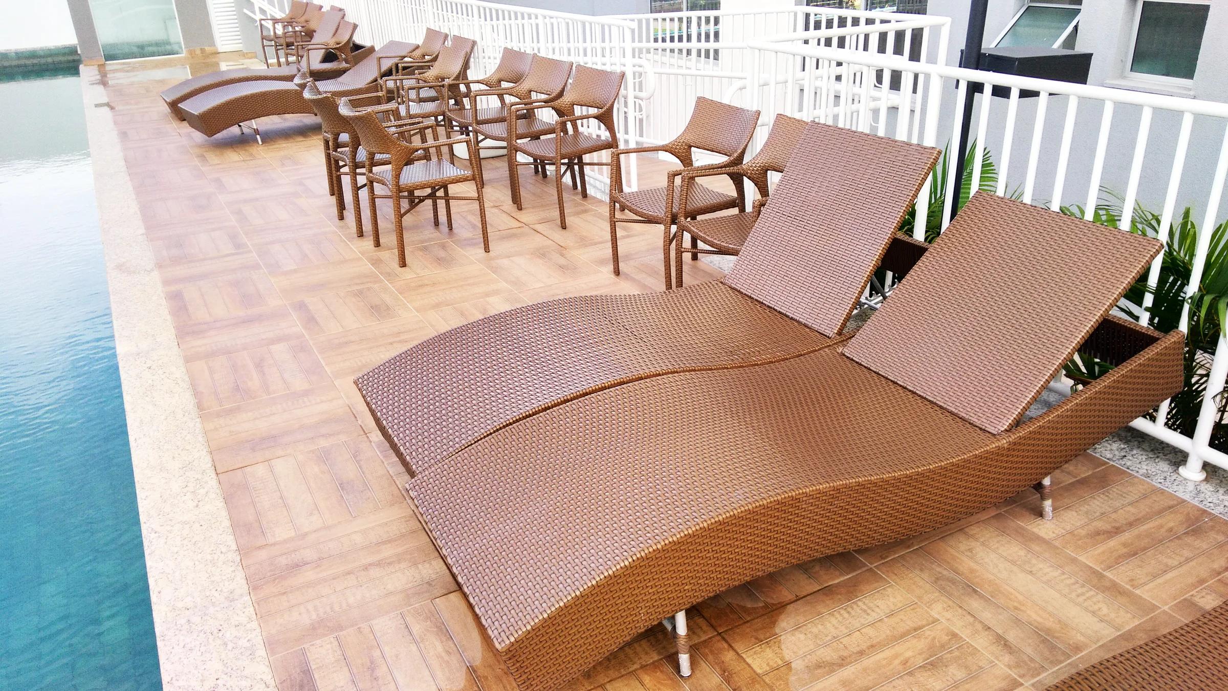 Foto do deck e das espreguiçadeiras