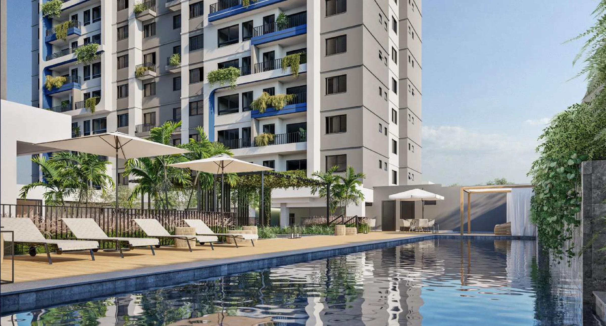 Piscina ao ar livre com raia, deck de madeira, espreguiçadeiras e ombrelones