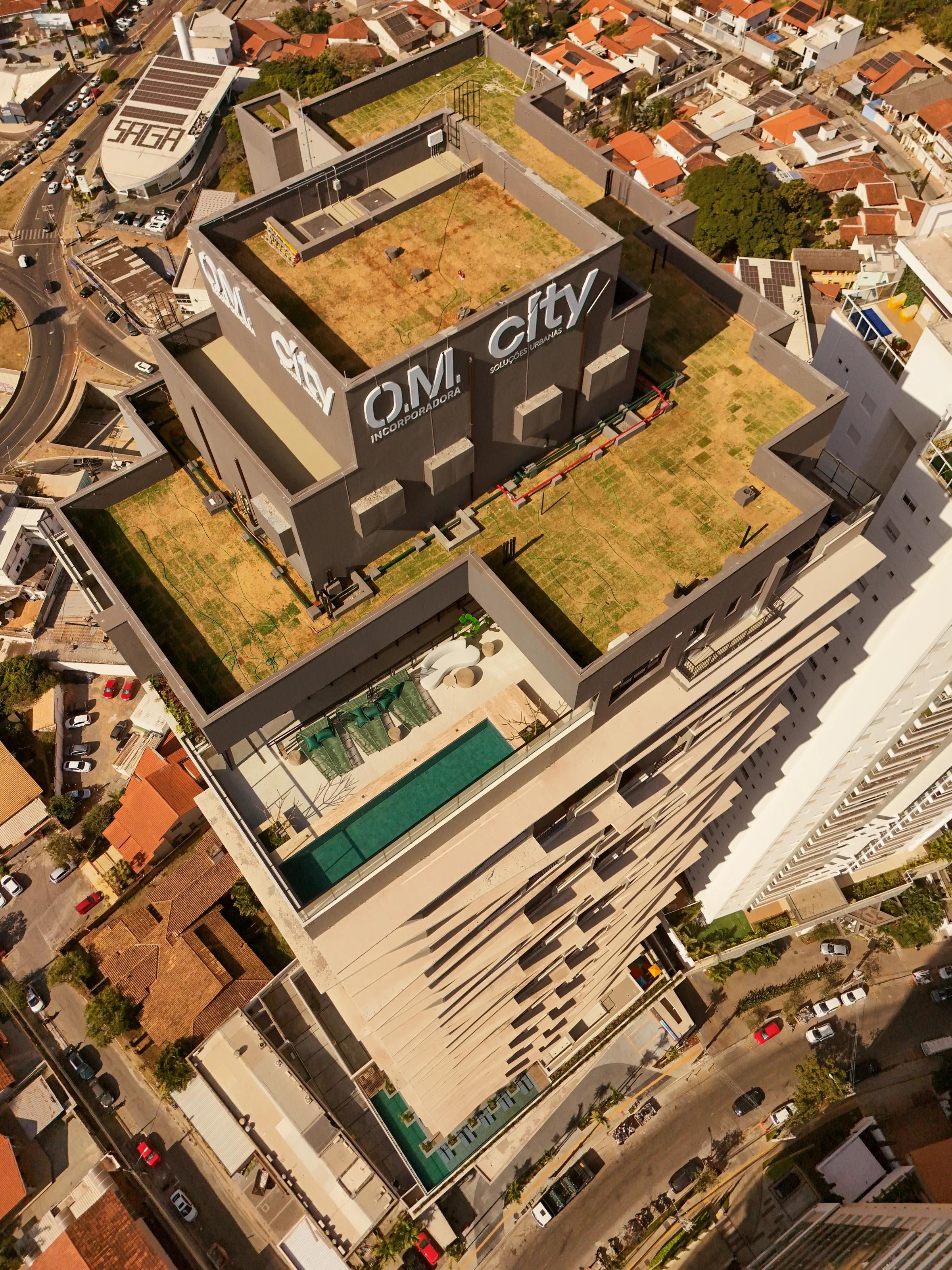 Vista aérea superior do topo do edifício e do rooftop com piscina