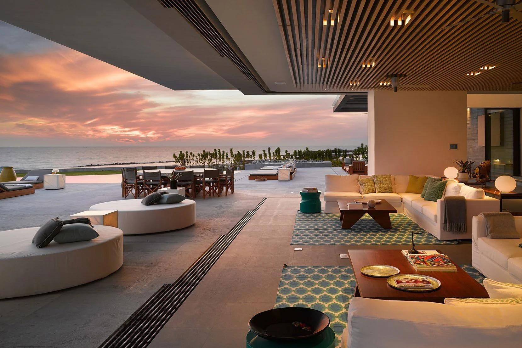 Penthouses 146 - terraco coberto com sofas ao entardecer