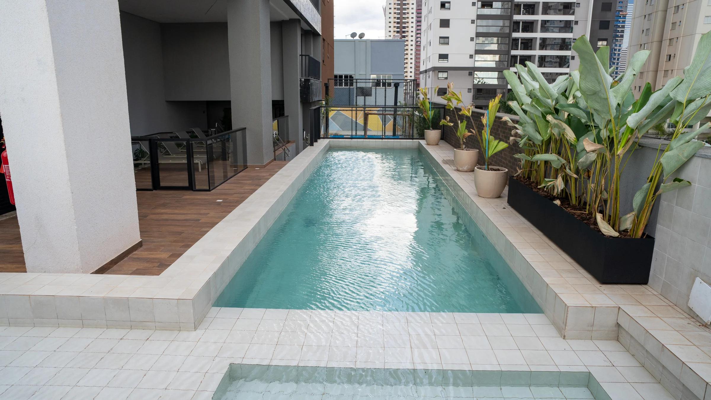 Soho Bueno - Piscina com raia e área de solário vista de cima