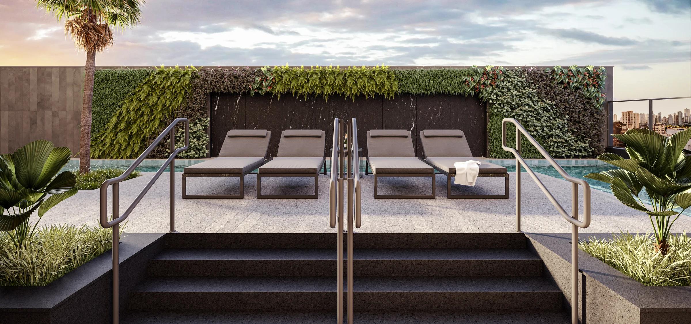 Deck da piscina com espreguiçadeiras e jardim vertical ao fundo