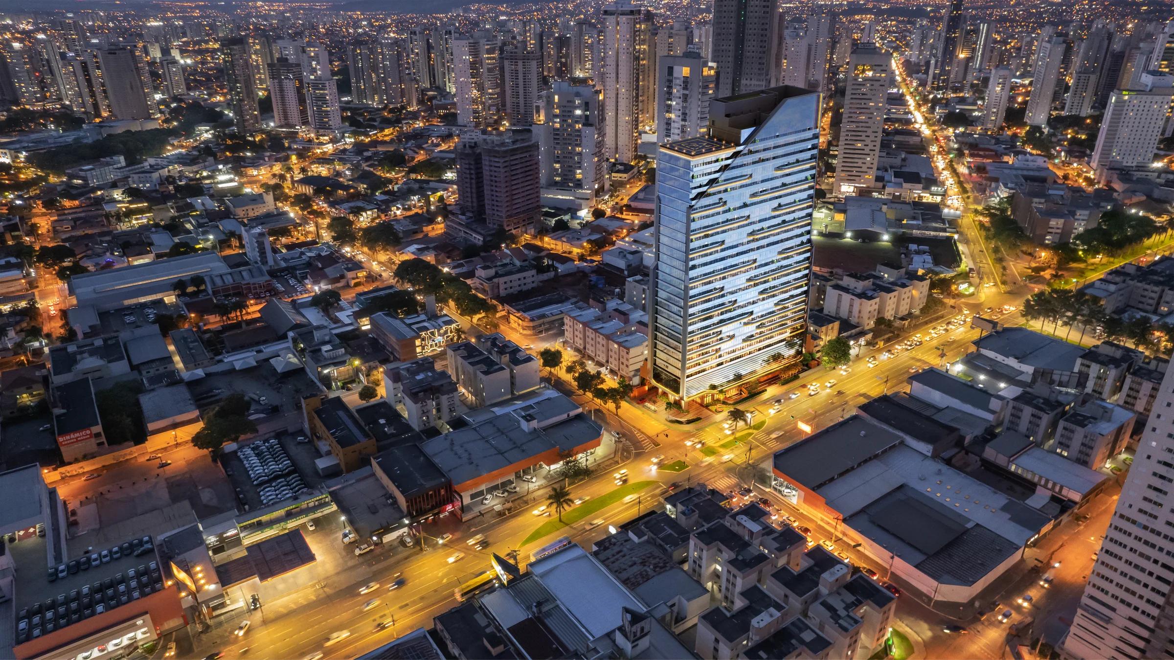Fotomontagem aérea noturna mostrando a localização do empreendimento no cruzamento das vias
