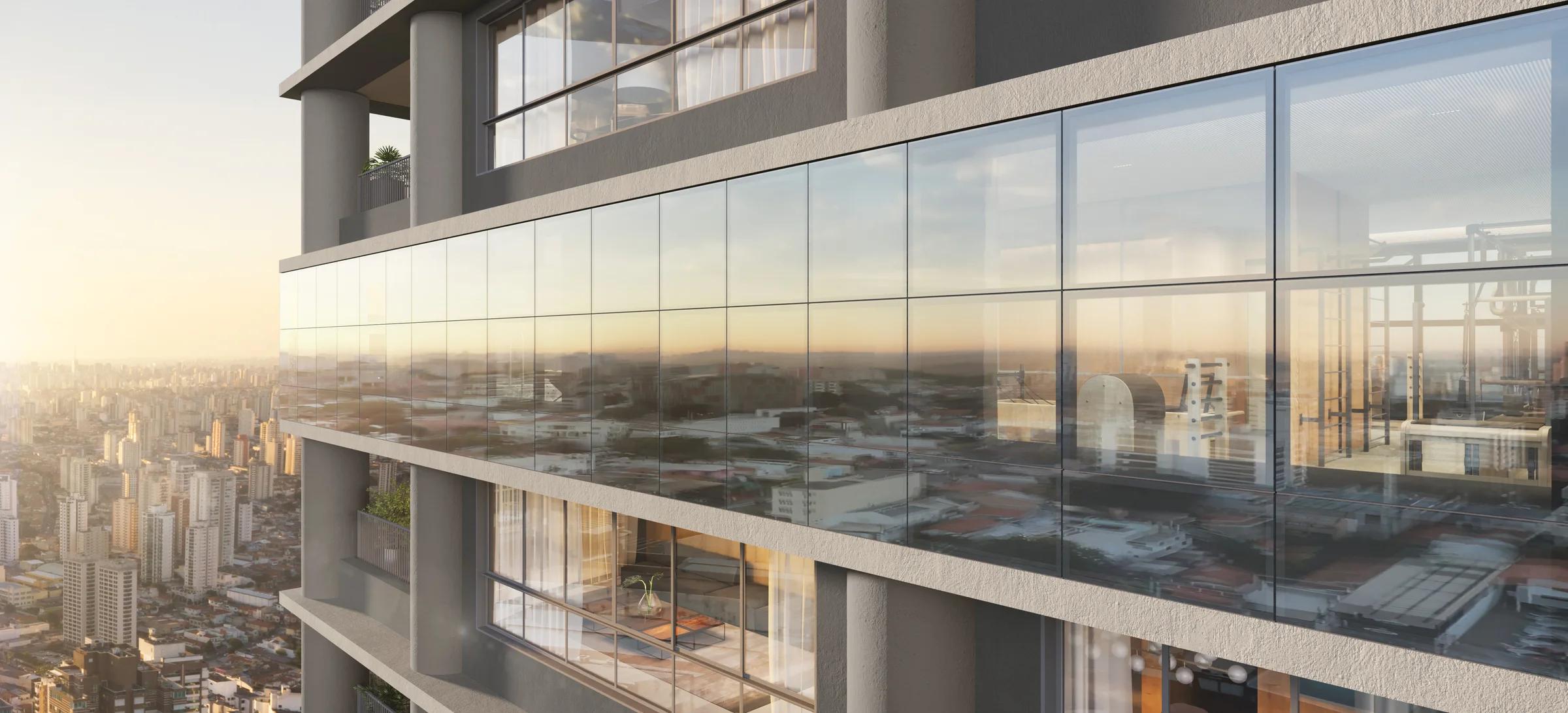 Detalhe da fachada envidraçada em pavimento intermediário com vista panorâmica da cidade