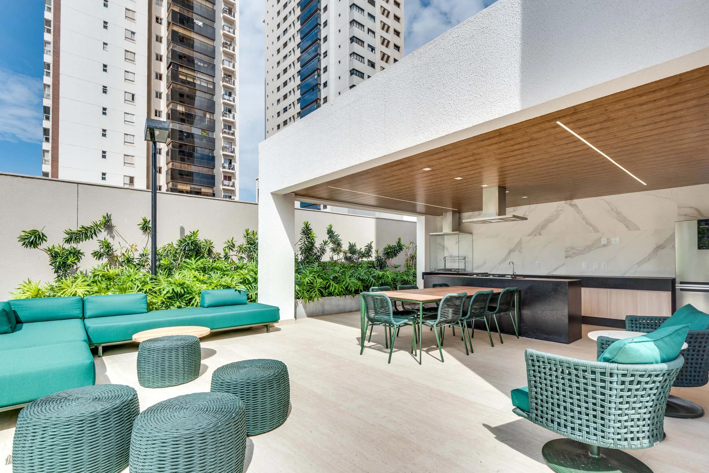Foto da área externa com poltronas e mesas