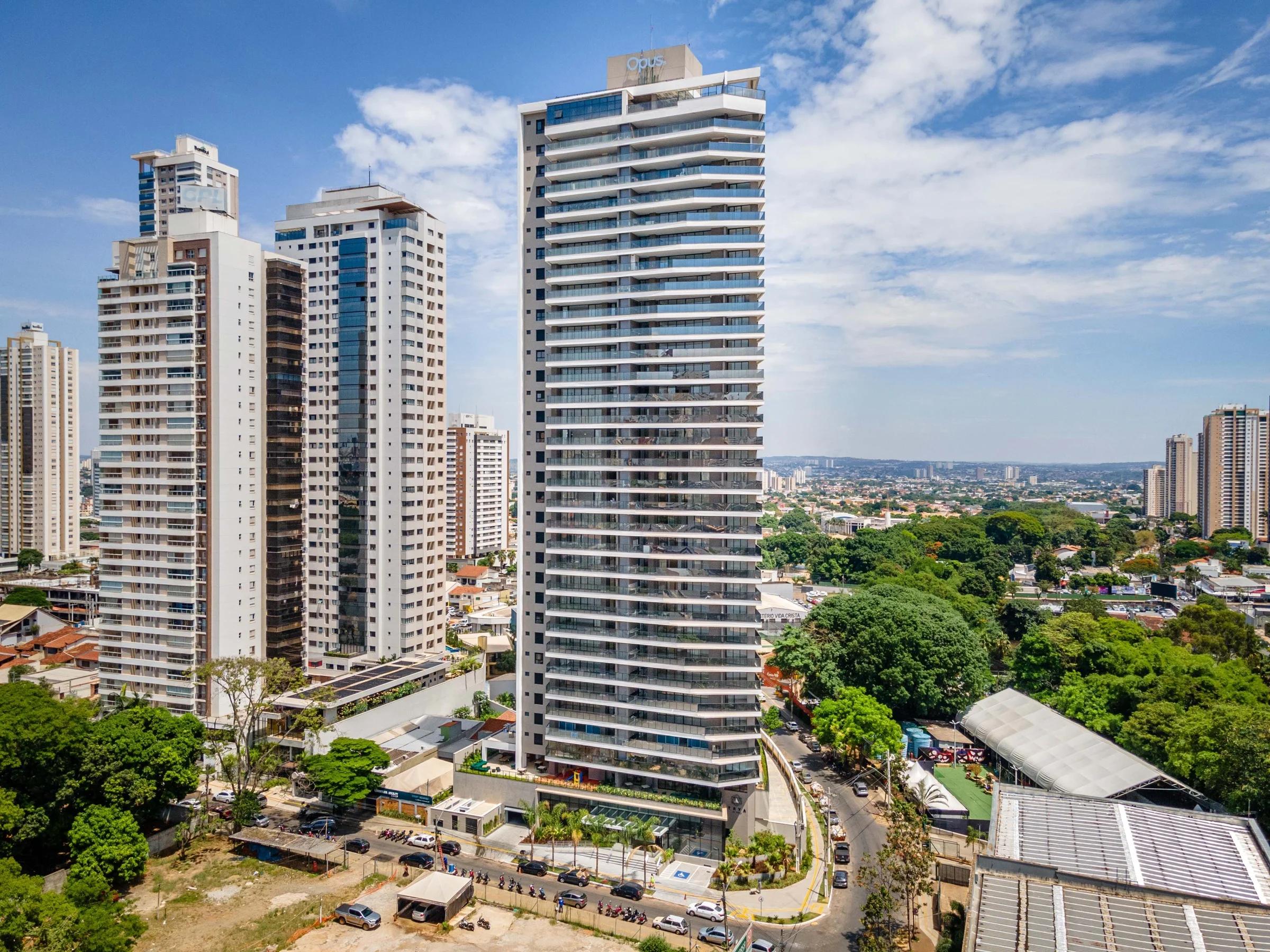Foto da fachada do residencial vista da rua