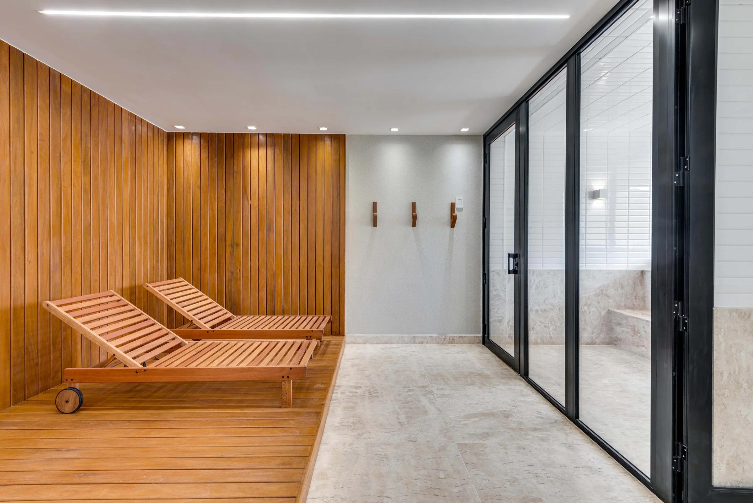 Foto da sala de sauna com espreguiçadeiras