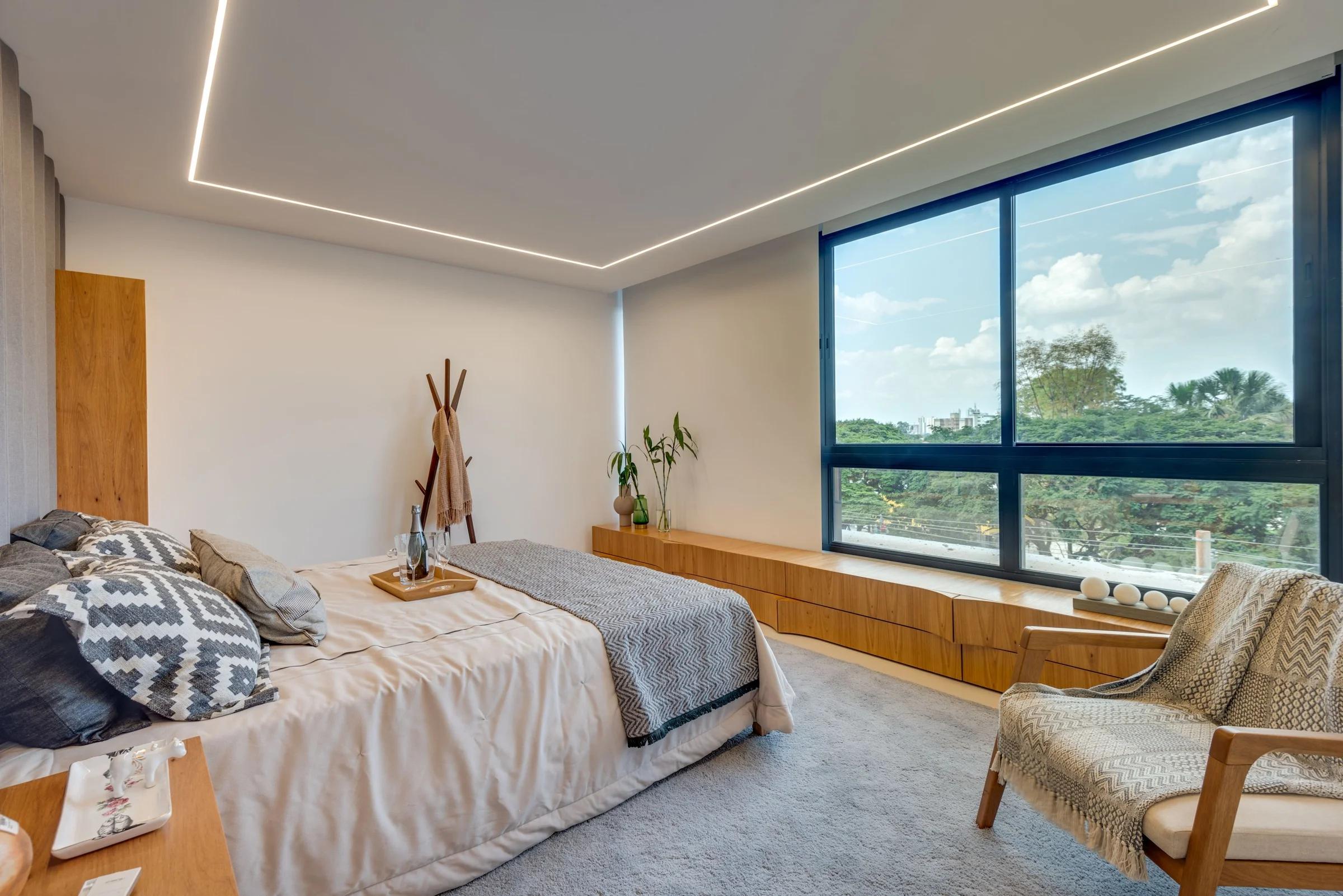 Foto de quarto mobiliado com cama e janela