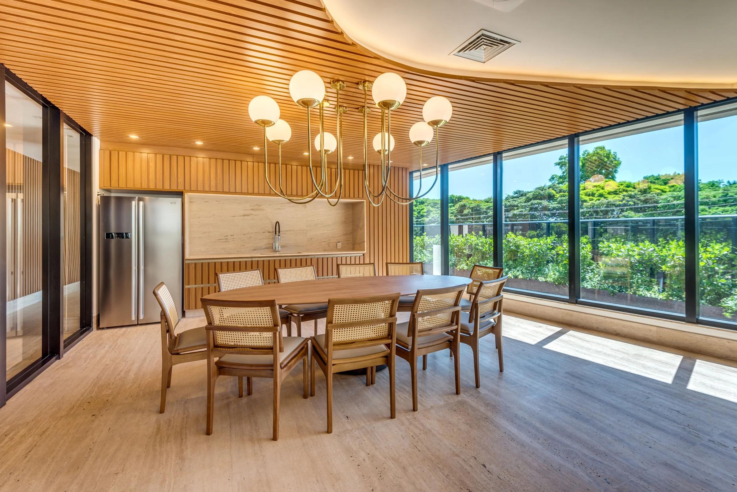 Foto do salão com mesa de jantar e cozinha