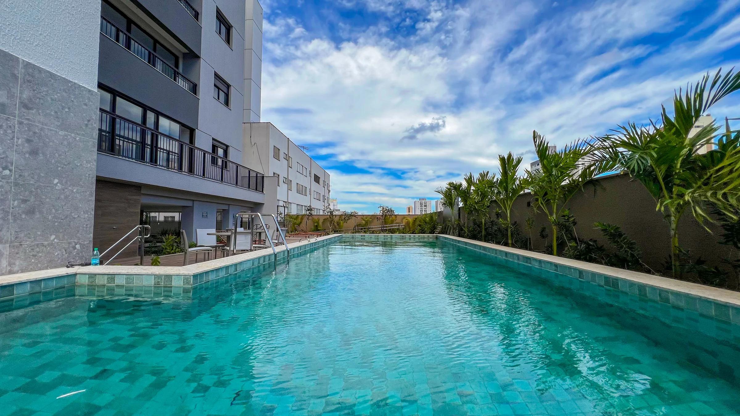Foto da piscina externa ao lado da torre
