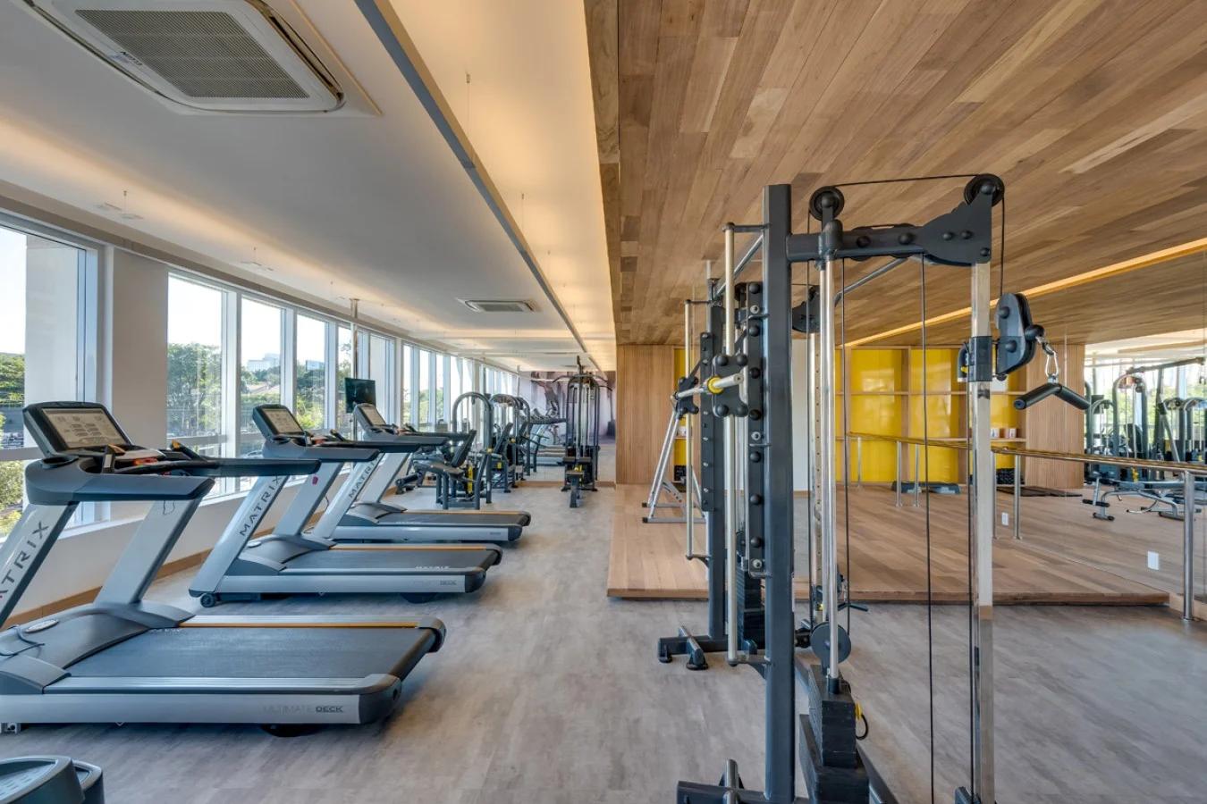 Foto da academia com equipamentos de exercício