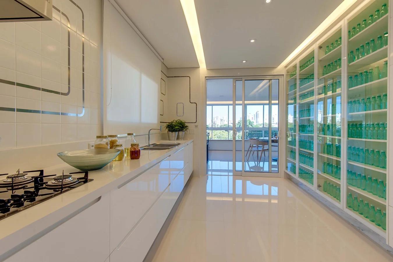 Foto da cozinha com bancada e armários