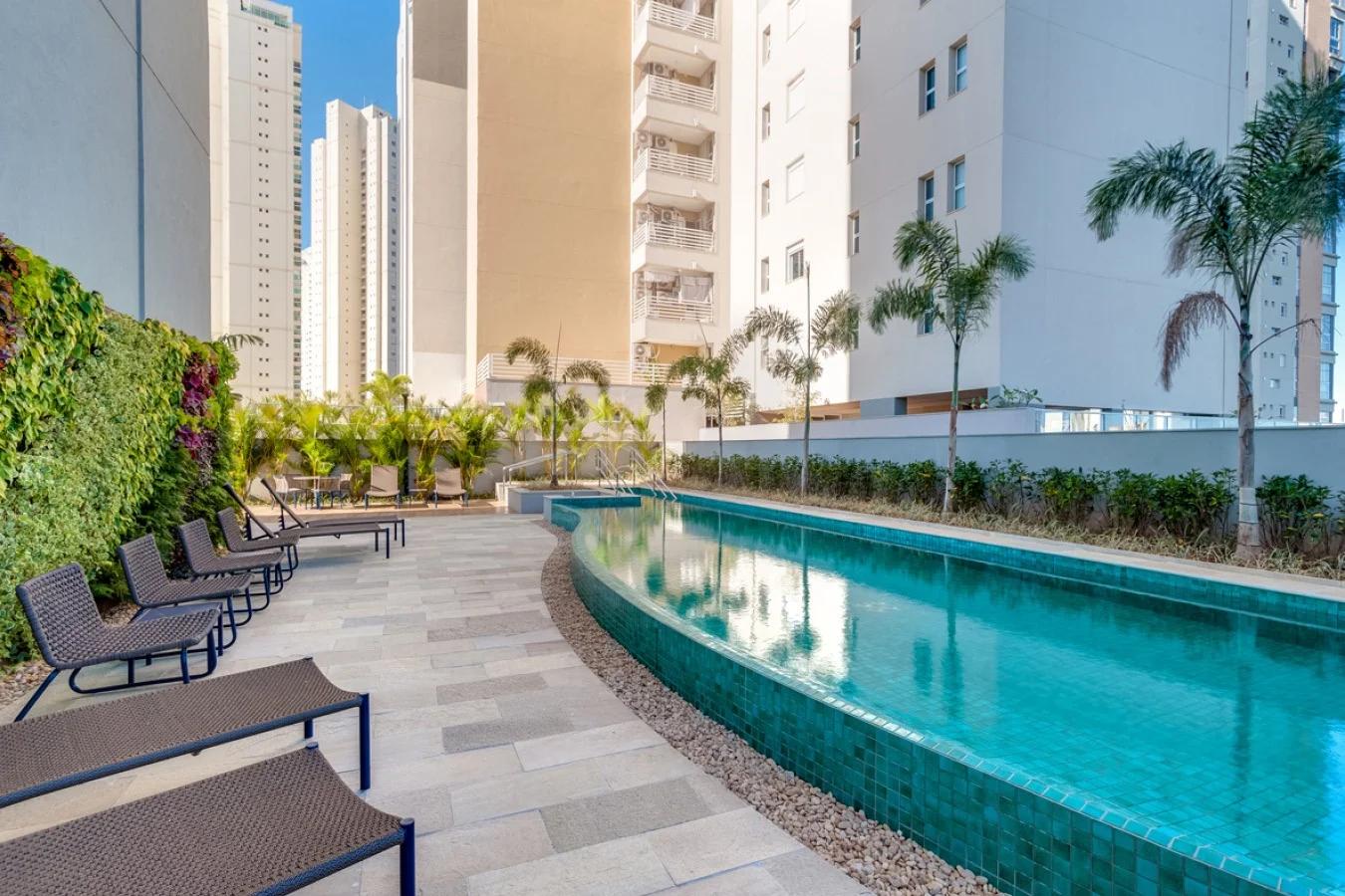 Foto da piscina com deck e espreguiçadeiras