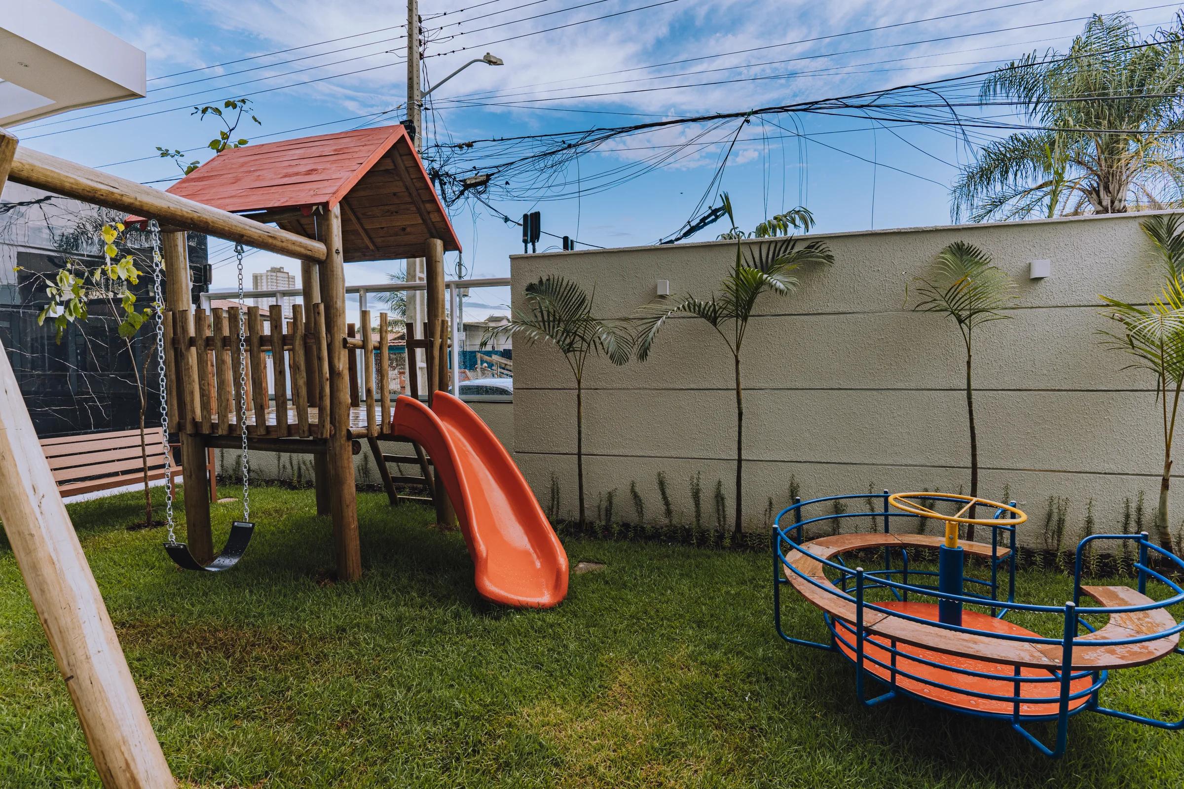 Foto do playground ao ar livre