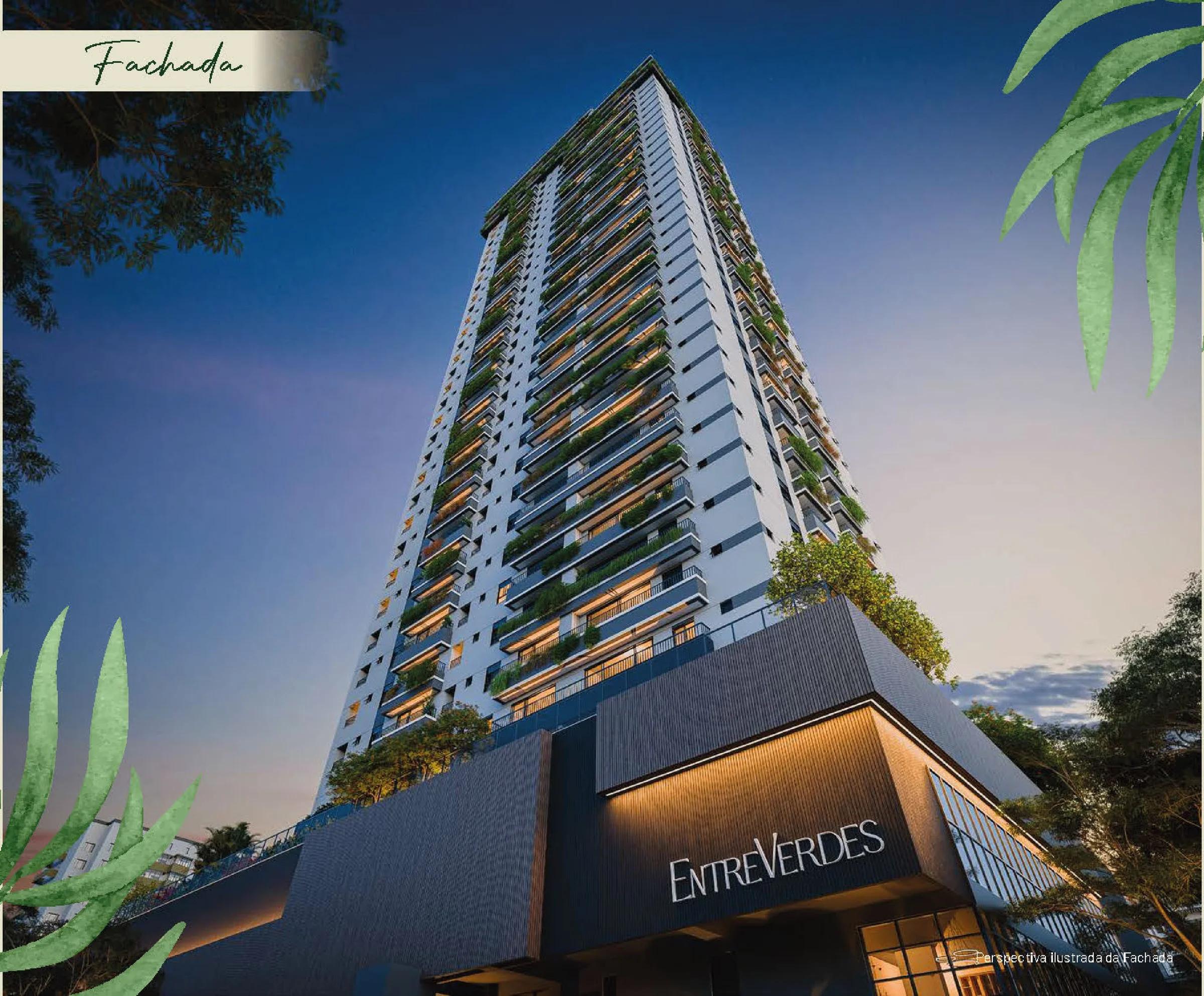 Fachada da torre residencial em ângulo ascendente com iluminação noturna e vegetação nas varandas